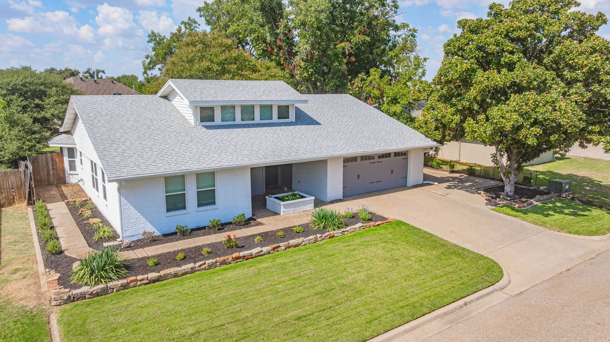 Single Family Residence For Sale in Hood County , 1202 Red Bird Lane, Granbury, Texas 76048, 3 Bedroom, 2 Bathroom, 2 Garage spaces, 2,242 Sqft, built in 1986, mls#21391931, Real Estate Agent in Granbury, Homes For Sale in Hood county, Homes For Sale in Granbury, Realtor in Granbury Texas, Real Estate Brokerage Independent Realty Texas, Luminita Cordes Realtor