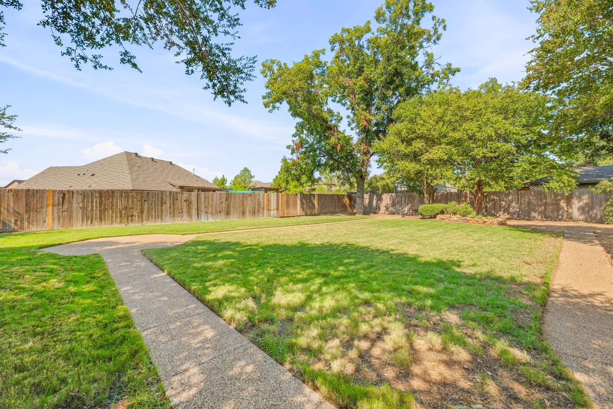 Single Family Residence For Sale in Hood County , 1202 Red Bird Lane, Granbury, Texas 76048, 3 Bedroom, 2 Bathroom, 2 Garage spaces, 2,242 Sqft, built in 1986, mls#21391931, Real Estate Agent in Granbury, Homes For Sale in Hood county, Homes For Sale in Granbury, Realtor in Granbury Texas, Real Estate Brokerage Independent Realty Texas, Luminita Cordes Realtor