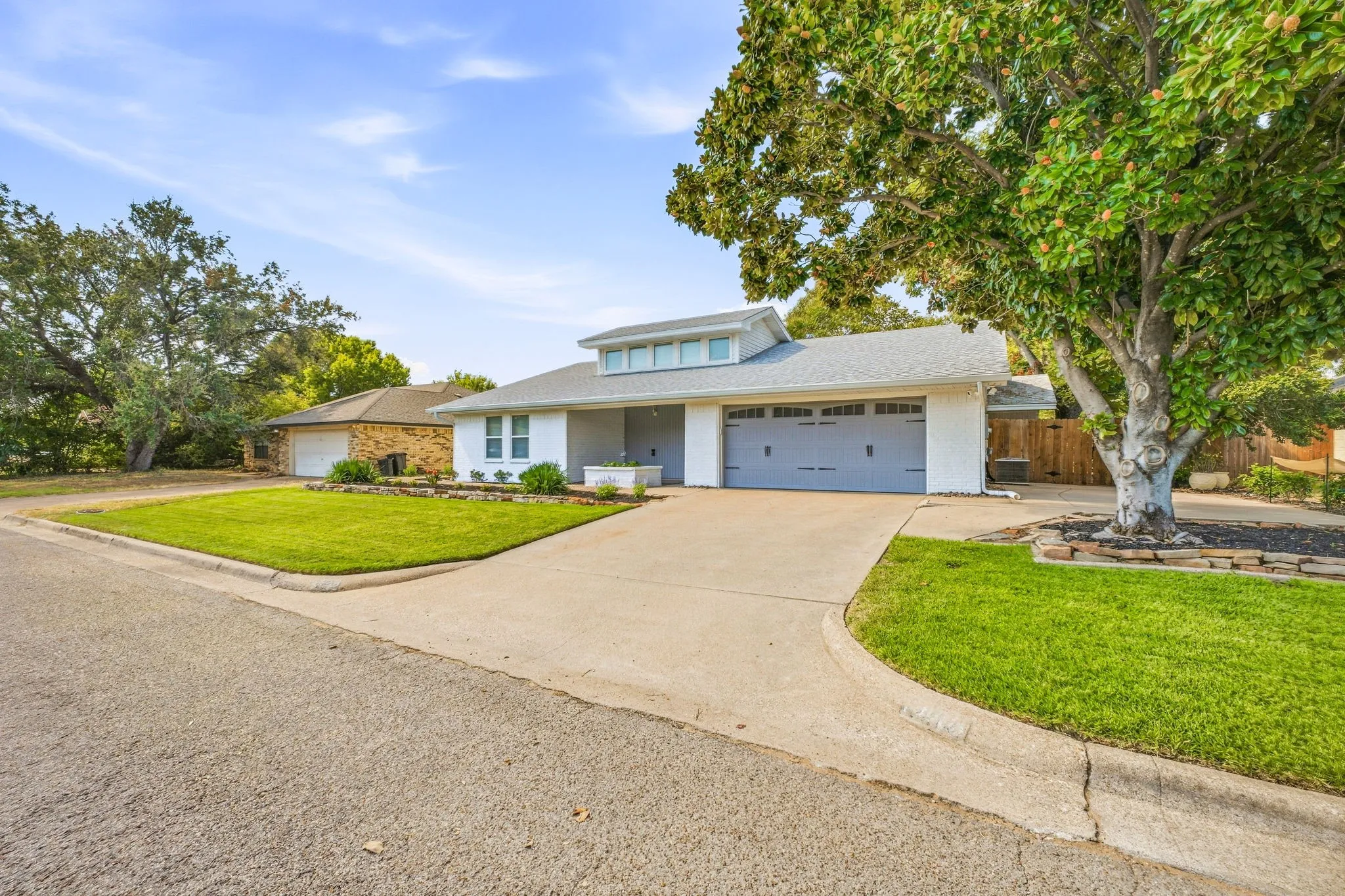 Single Family Residence For Sale in Hood County , 1202 Red Bird Lane, Granbury, Texas 76048, 3 Bedroom, 2 Bathroom, 2 Garage spaces, 2,242 Sqft, built in 1986, mls#21391931, Real Estate Agent in Granbury, Homes For Sale in Hood county, Homes For Sale in Granbury, Realtor in Granbury Texas, Real Estate Brokerage Independent Realty Texas, Luminita Cordes Realtor