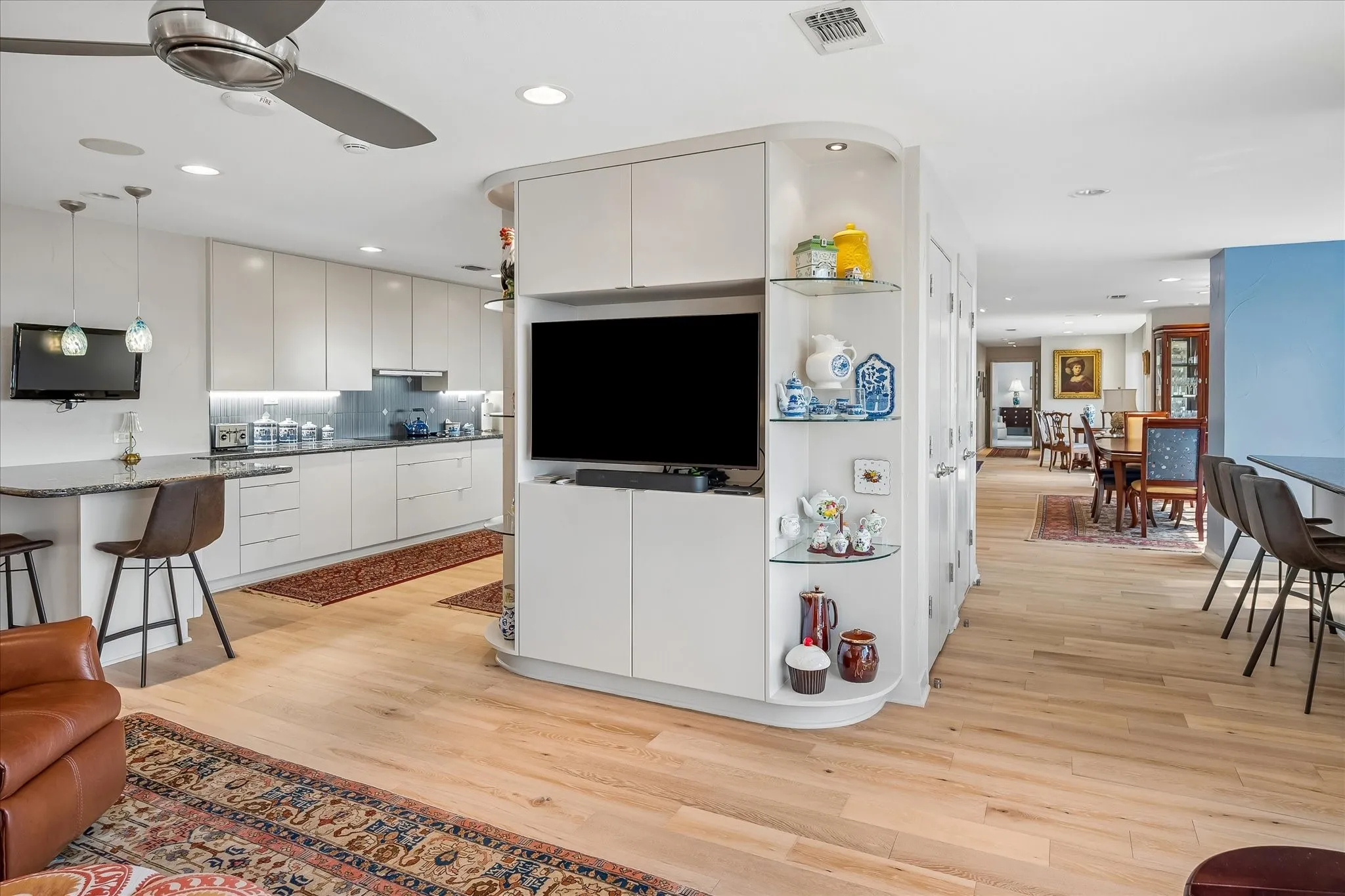 Condominium For Sale in Dallas County , 5200 Keller Springs Road 1217, Dallas, Texas 75248, 2 Bedroom, 3 Bathroom, 2 Garage spaces, 3,370 Sqft, built in 1981, mls#21391785, Real Estate Agent in Dallas, Homes For Sale in Dallas county, Homes For Sale in Dallas, Realtor in Dallas Texas, Real Estate Brokerage Independent Realty Texas, Luminita Cordes Realtor