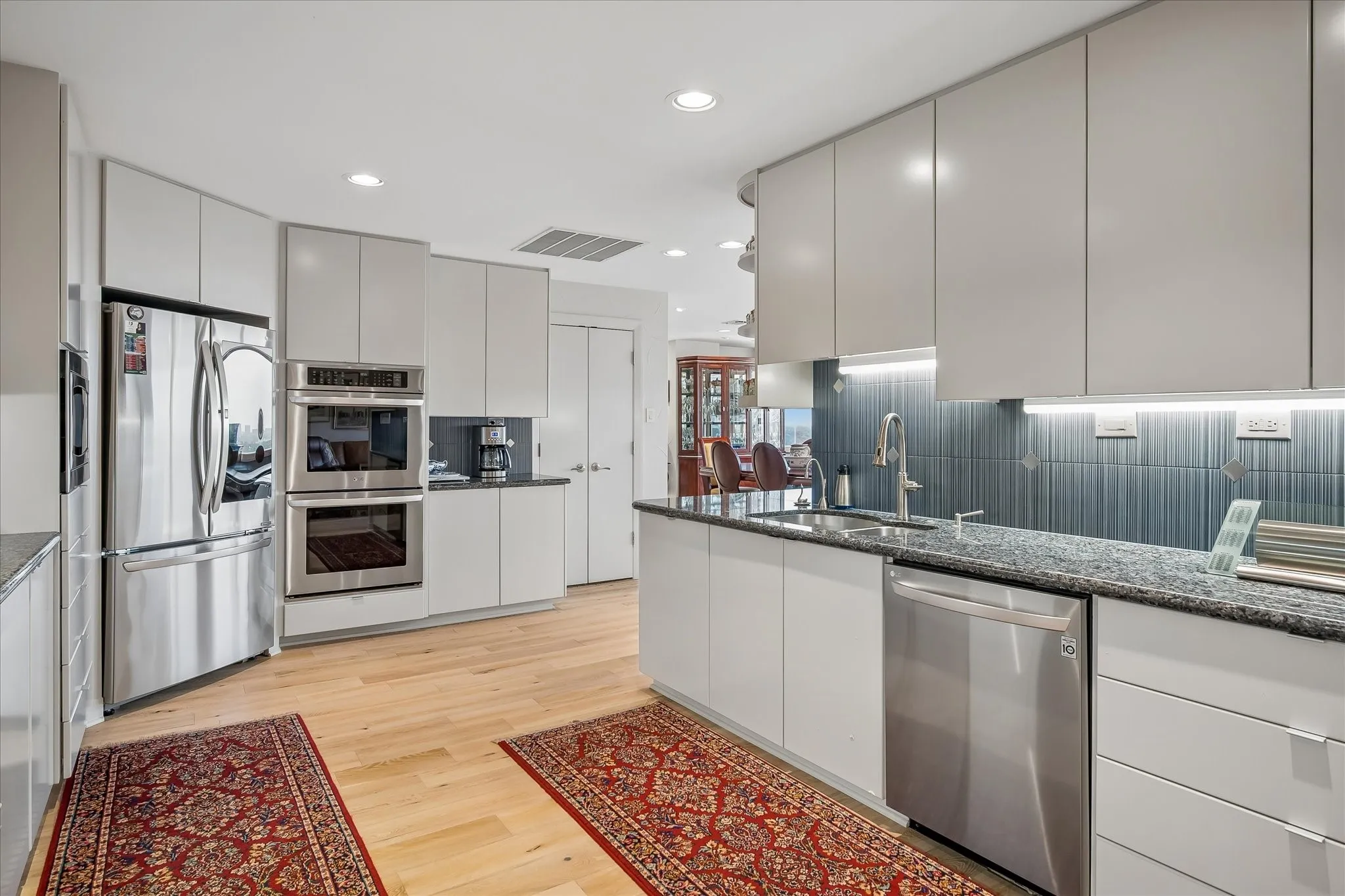 Condominium For Sale in Dallas County , 5200 Keller Springs Road 1217, Dallas, Texas 75248, 2 Bedroom, 3 Bathroom, 2 Garage spaces, 3,370 Sqft, built in 1981, mls#21391785, Real Estate Agent in Dallas, Homes For Sale in Dallas county, Homes For Sale in Dallas, Realtor in Dallas Texas, Real Estate Brokerage Independent Realty Texas, Luminita Cordes Realtor