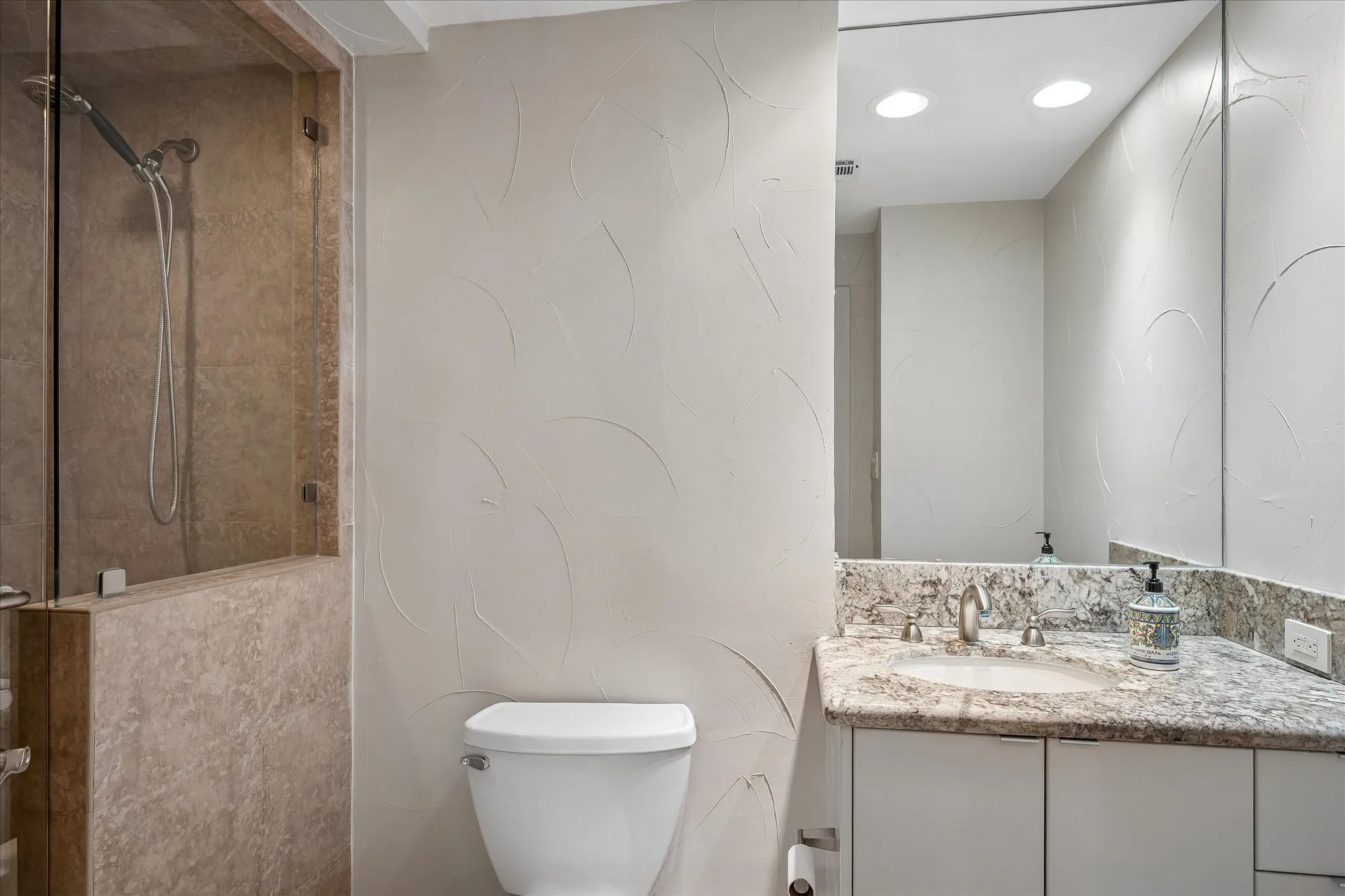Condominium For Sale in Dallas County , 5200 Keller Springs Road 1217, Dallas, Texas 75248, 2 Bedroom, 3 Bathroom, 2 Garage spaces, 3,370 Sqft, built in 1981, mls#21391785, Real Estate Agent in Dallas, Homes For Sale in Dallas county, Homes For Sale in Dallas, Realtor in Dallas Texas, Real Estate Brokerage Independent Realty Texas, Luminita Cordes Realtor