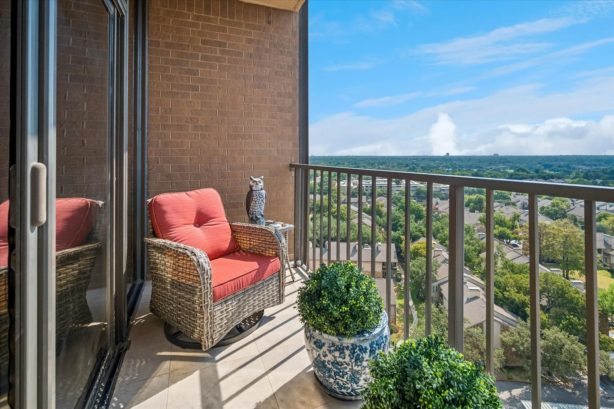 Condominium For Sale in Dallas County , 5200 Keller Springs Road 1217, Dallas, Texas 75248, 2 Bedroom, 3 Bathroom, 2 Garage spaces, 3,370 Sqft, built in 1981, mls#21391785, Real Estate Agent in Dallas, Homes For Sale in Dallas county, Homes For Sale in Dallas, Realtor in Dallas Texas, Real Estate Brokerage Independent Realty Texas, Luminita Cordes Realtor