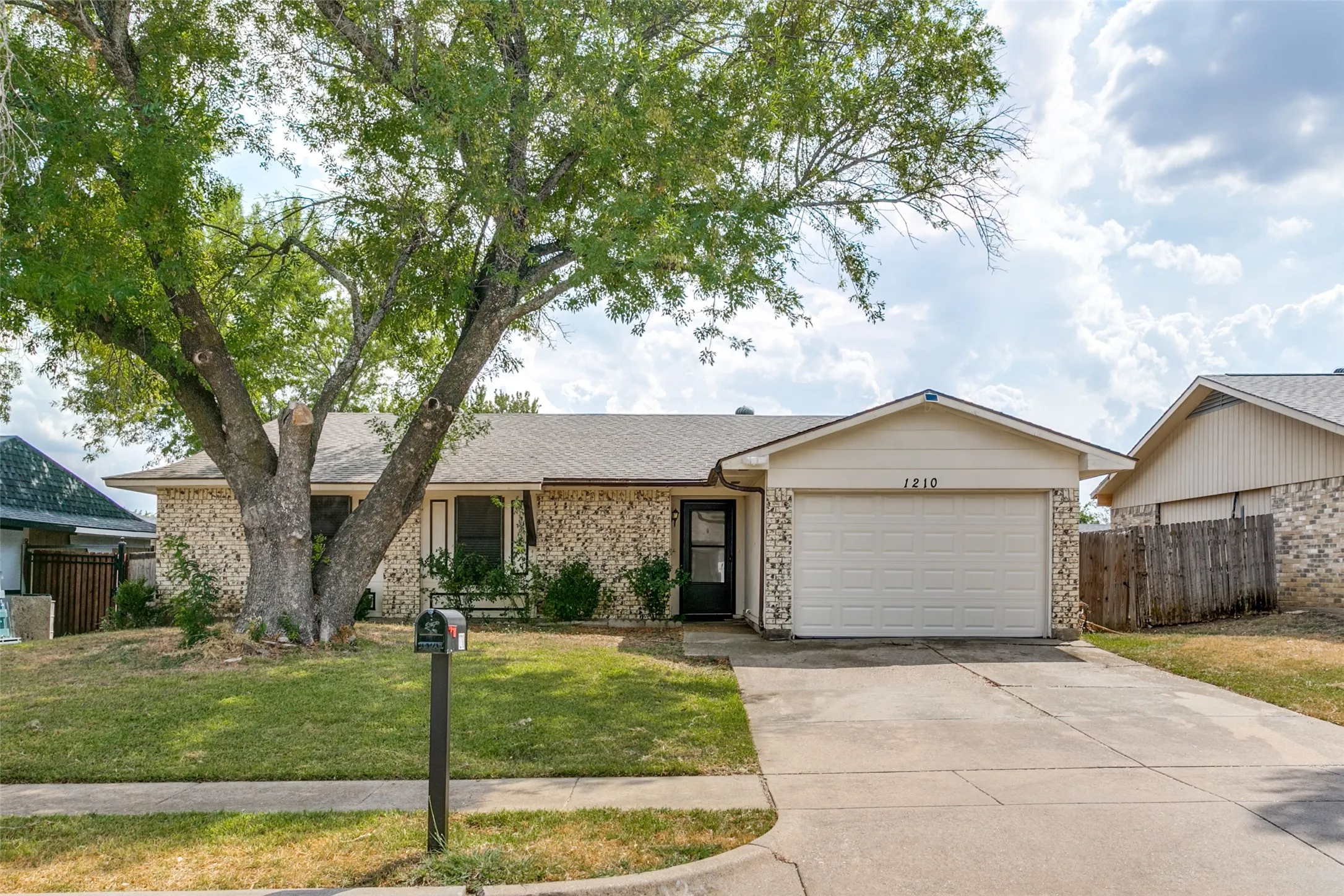 Single Family Residence For Sale in Tarrant County , 1210 Brook Hill Lane, Arlington, Texas 76014, 4 Bedroom, 2 Bathroom, 2 Garage spaces, 1,492 Sqft, built in 1979, mls#21392551, Real Estate Agent in Arlington, Homes For Sale in Tarrant county, Homes For Sale in Arlington, Realtor in Arlington Texas, Real Estate Brokerage Independent Realty Texas, Luminita Cordes Realtor