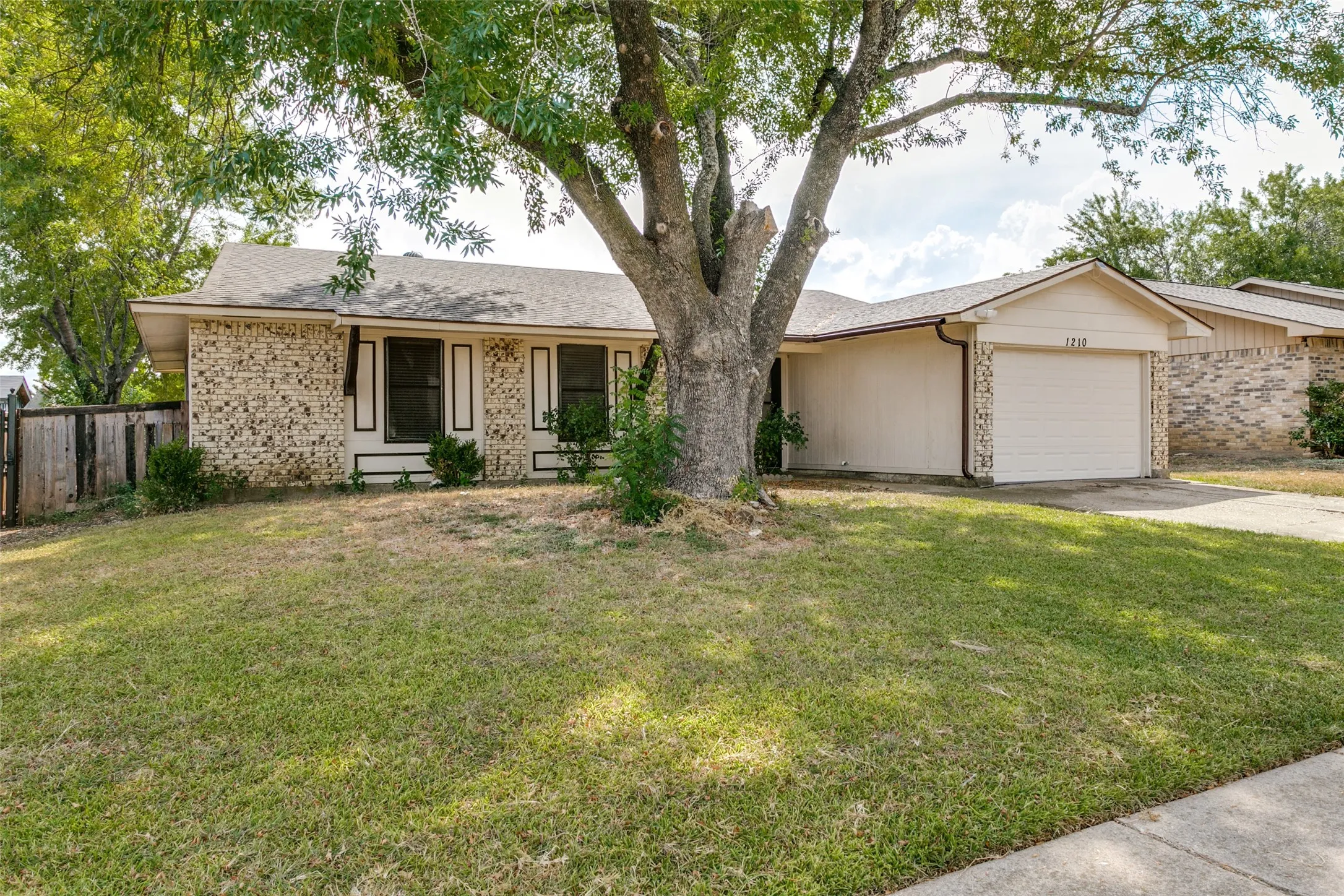 Single Family Residence For Sale in Tarrant County , 1210 Brook Hill Lane, Arlington, Texas 76014, 4 Bedroom, 2 Bathroom, 2 Garage spaces, 1,492 Sqft, built in 1979, mls#21392551, Real Estate Agent in Arlington, Homes For Sale in Tarrant county, Homes For Sale in Arlington, Realtor in Arlington Texas, Real Estate Brokerage Independent Realty Texas, Luminita Cordes Realtor