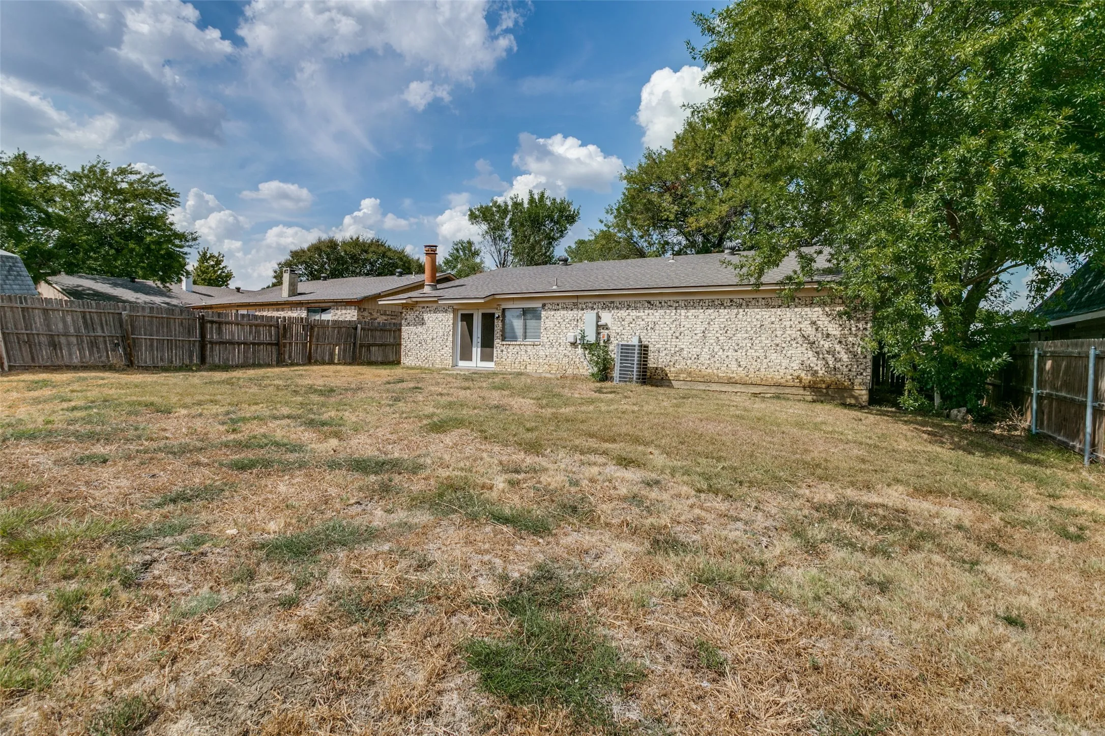 Single Family Residence For Sale in Tarrant County , 1210 Brook Hill Lane, Arlington, Texas 76014, 4 Bedroom, 2 Bathroom, 2 Garage spaces, 1,492 Sqft, built in 1979, mls#21392551, Real Estate Agent in Arlington, Homes For Sale in Tarrant county, Homes For Sale in Arlington, Realtor in Arlington Texas, Real Estate Brokerage Independent Realty Texas, Luminita Cordes Realtor