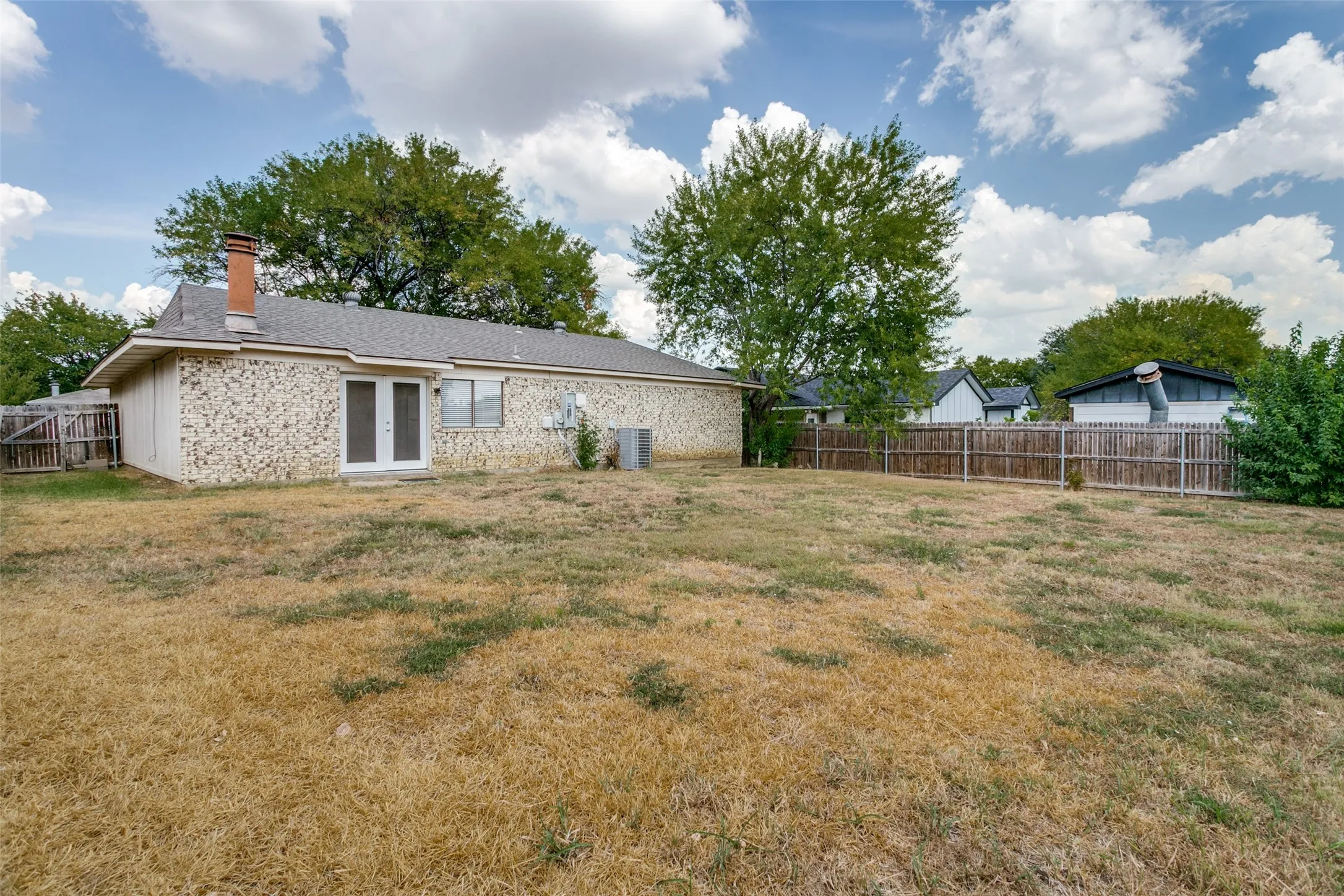 Single Family Residence For Sale in Tarrant County , 1210 Brook Hill Lane, Arlington, Texas 76014, 4 Bedroom, 2 Bathroom, 2 Garage spaces, 1,492 Sqft, built in 1979, mls#21392551, Real Estate Agent in Arlington, Homes For Sale in Tarrant county, Homes For Sale in Arlington, Realtor in Arlington Texas, Real Estate Brokerage Independent Realty Texas, Luminita Cordes Realtor