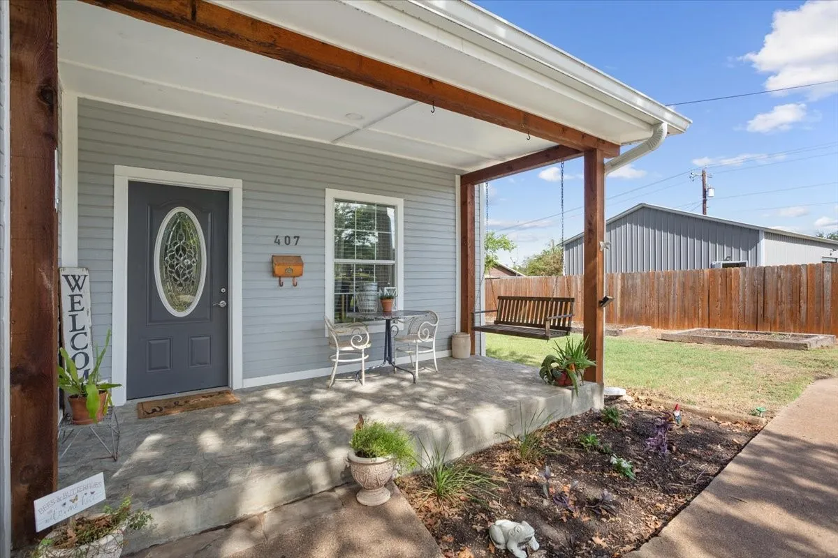 Single Family Residence For Sale in Hamilton County , 407 S Reagan, Hamilton, Texas 76531, 3 Bedroom, 2 Bathroom, Garage spaces, 1,440 Sqft, built in 1945, mls#21392770, Real Estate Agent in Hamilton, Homes For Sale in Hamilton county, Homes For Sale in Hamilton, Realtor in Hamilton Texas, Real Estate Brokerage Independent Realty Texas, Luminita Cordes Realtor