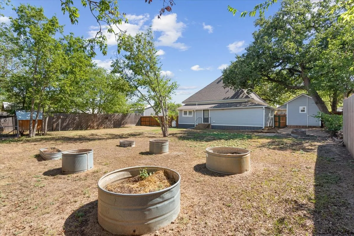 Single Family Residence For Sale in Hamilton County , 407 S Reagan, Hamilton, Texas 76531, 3 Bedroom, 2 Bathroom, Garage spaces, 1,440 Sqft, built in 1945, mls#21392770, Real Estate Agent in Hamilton, Homes For Sale in Hamilton county, Homes For Sale in Hamilton, Realtor in Hamilton Texas, Real Estate Brokerage Independent Realty Texas, Luminita Cordes Realtor