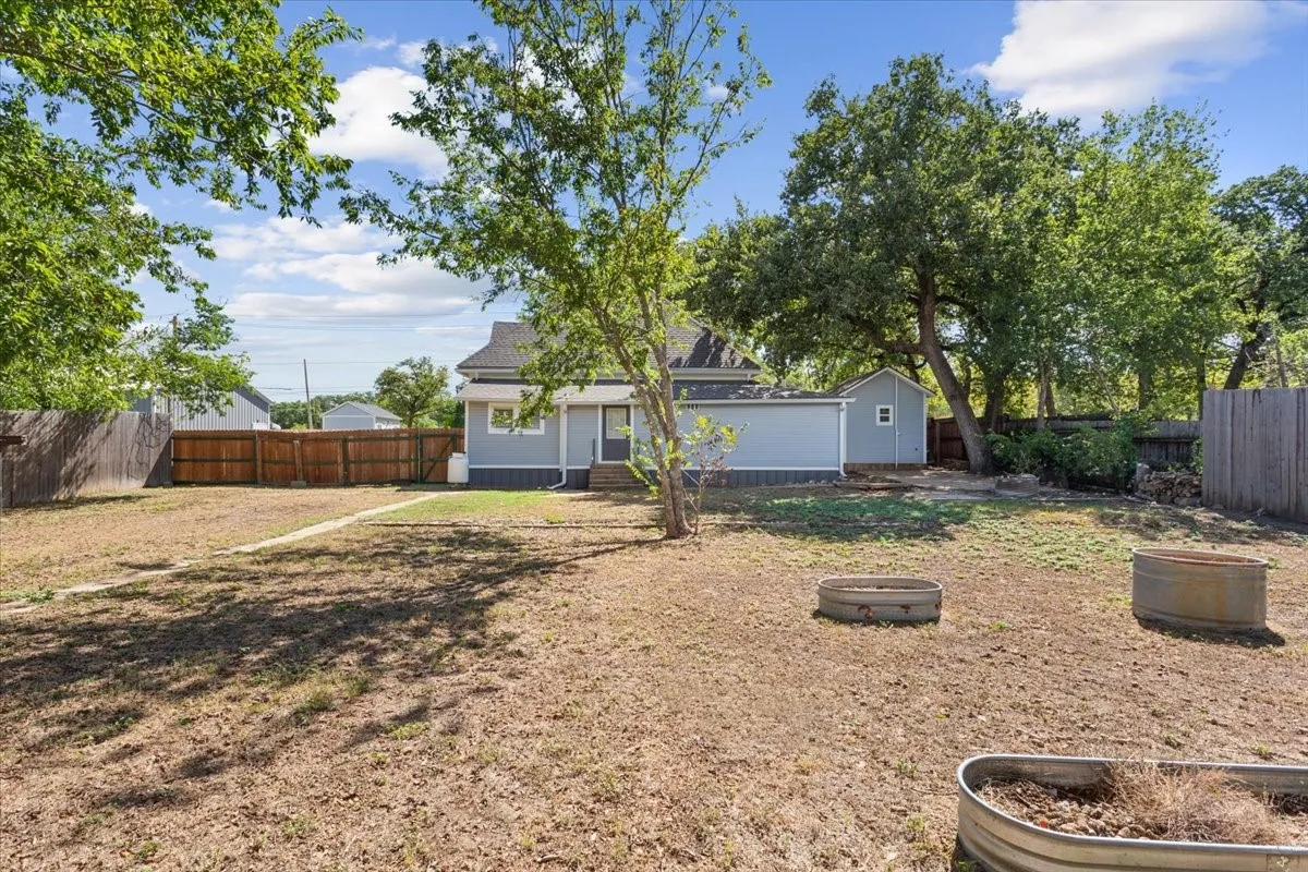 Single Family Residence For Sale in Hamilton County , 407 S Reagan, Hamilton, Texas 76531, 3 Bedroom, 2 Bathroom, Garage spaces, 1,440 Sqft, built in 1945, mls#21392770, Real Estate Agent in Hamilton, Homes For Sale in Hamilton county, Homes For Sale in Hamilton, Realtor in Hamilton Texas, Real Estate Brokerage Independent Realty Texas, Luminita Cordes Realtor
