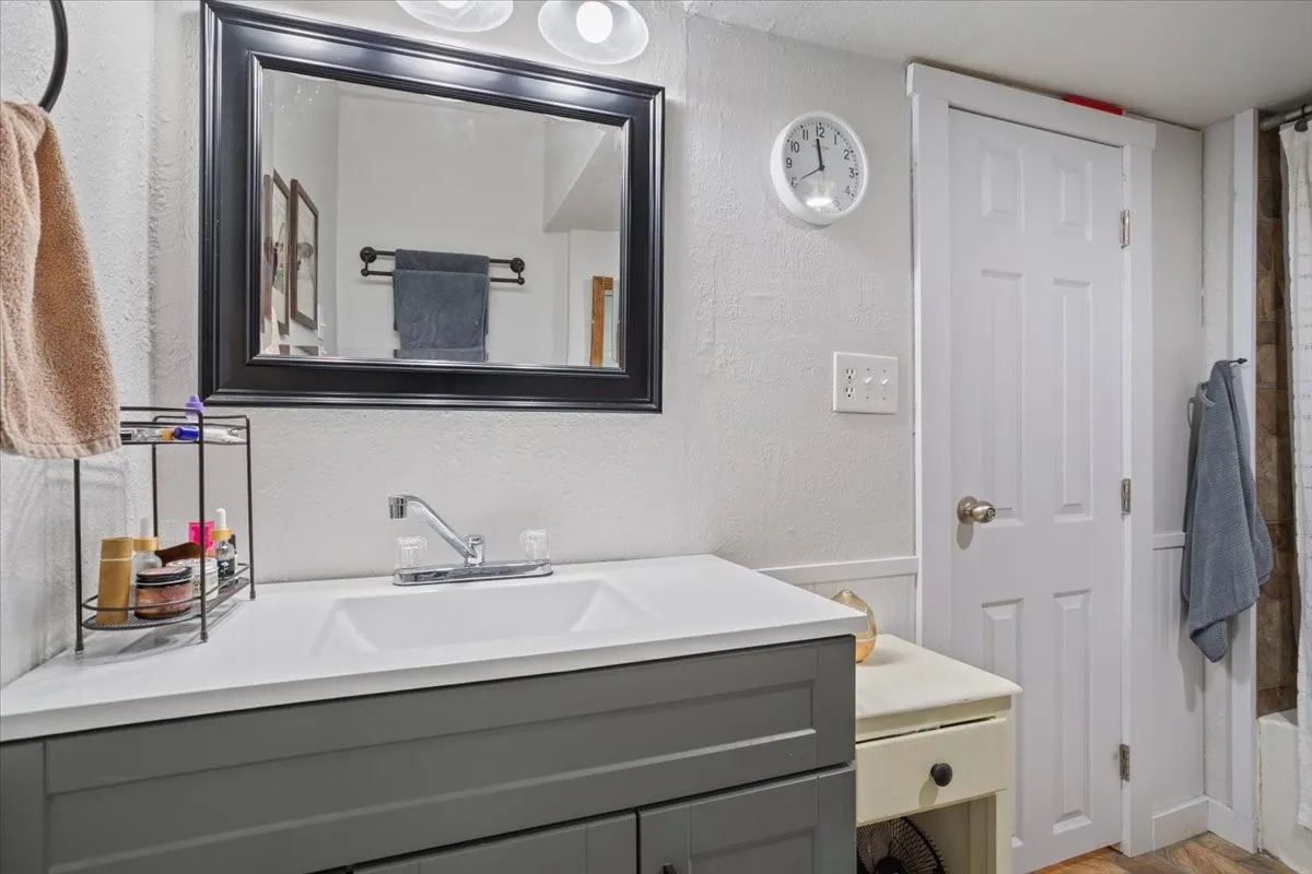 Single Family Residence For Sale in Hamilton County , 407 S Reagan, Hamilton, Texas 76531, 3 Bedroom, 2 Bathroom, Garage spaces, 1,440 Sqft, built in 1945, mls#21392770, Real Estate Agent in Hamilton, Homes For Sale in Hamilton county, Homes For Sale in Hamilton, Realtor in Hamilton Texas, Real Estate Brokerage Independent Realty Texas, Luminita Cordes Realtor