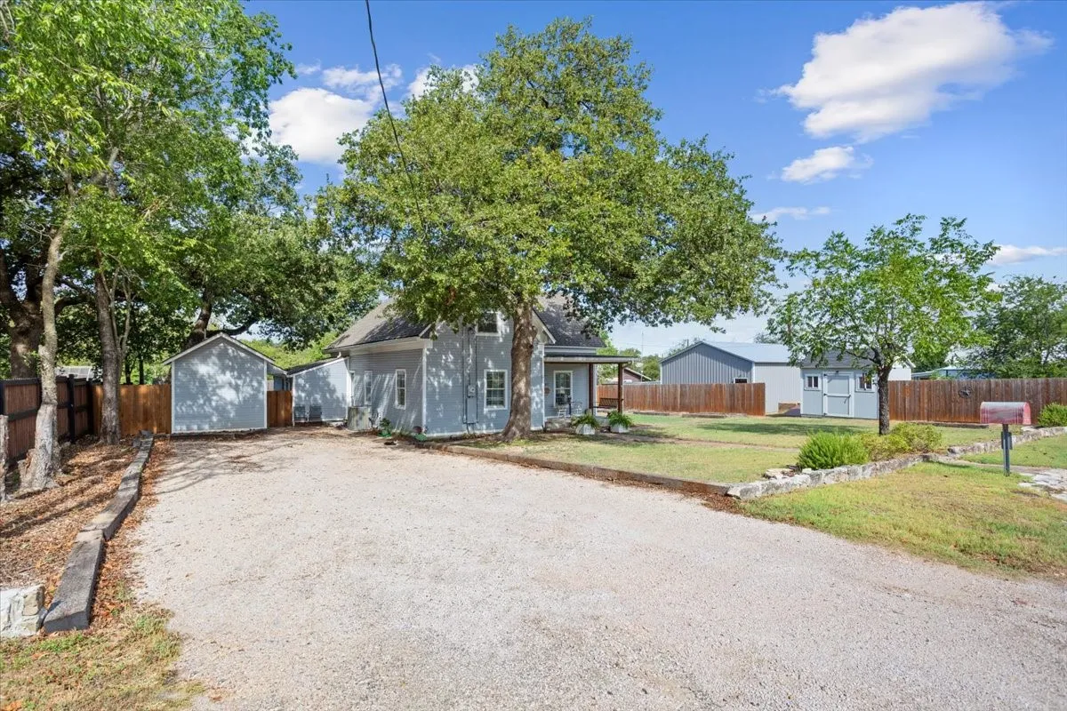 Single Family Residence For Sale in Hamilton County , 407 S Reagan, Hamilton, Texas 76531, 3 Bedroom, 2 Bathroom, Garage spaces, 1,440 Sqft, built in 1945, mls#21392770, Real Estate Agent in Hamilton, Homes For Sale in Hamilton county, Homes For Sale in Hamilton, Realtor in Hamilton Texas, Real Estate Brokerage Independent Realty Texas, Luminita Cordes Realtor