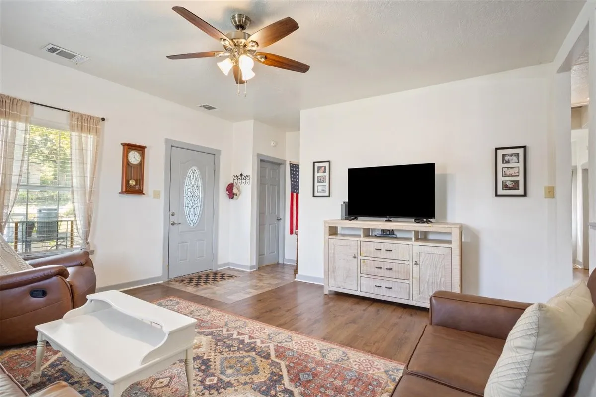 Single Family Residence For Sale in Hamilton County , 407 S Reagan, Hamilton, Texas 76531, 3 Bedroom, 2 Bathroom, Garage spaces, 1,440 Sqft, built in 1945, mls#21392770, Real Estate Agent in Hamilton, Homes For Sale in Hamilton county, Homes For Sale in Hamilton, Realtor in Hamilton Texas, Real Estate Brokerage Independent Realty Texas, Luminita Cordes Realtor
