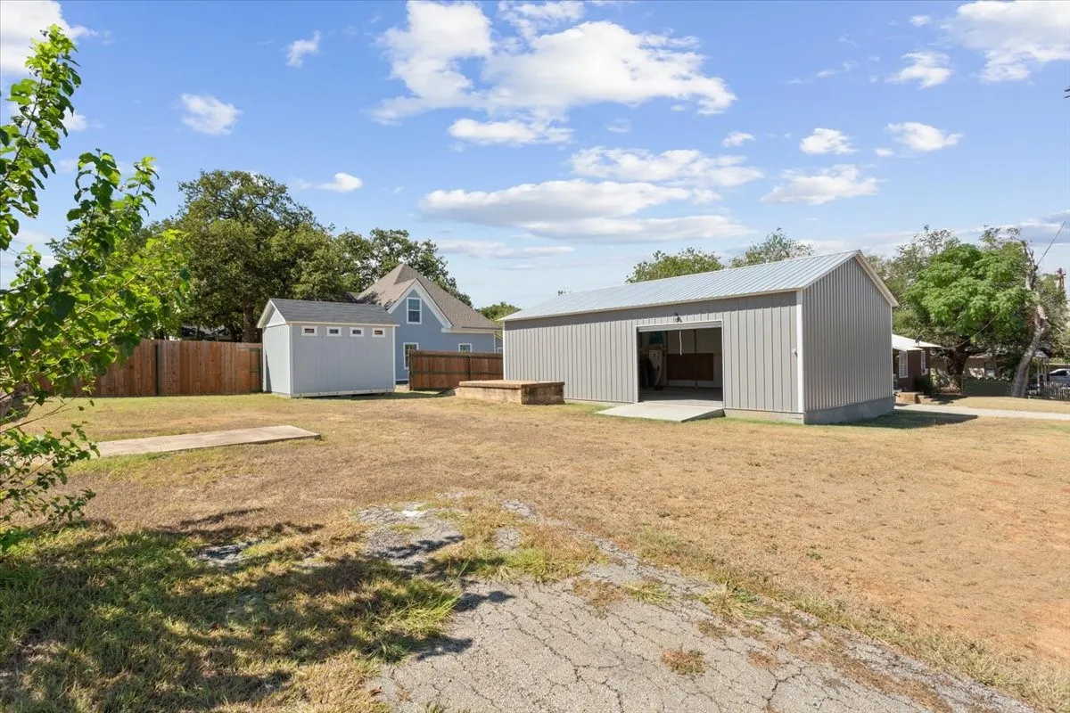 Single Family Residence For Sale in Hamilton County , 407 S Reagan, Hamilton, Texas 76531, 3 Bedroom, 2 Bathroom, Garage spaces, 1,440 Sqft, built in 1945, mls#21392770, Real Estate Agent in Hamilton, Homes For Sale in Hamilton county, Homes For Sale in Hamilton, Realtor in Hamilton Texas, Real Estate Brokerage Independent Realty Texas, Luminita Cordes Realtor