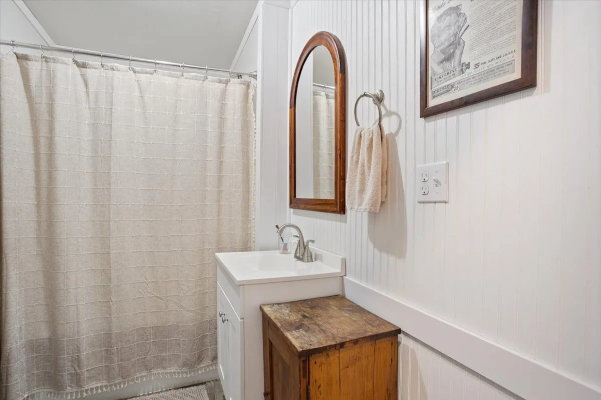 Single Family Residence For Sale in Hamilton County , 407 S Reagan, Hamilton, Texas 76531, 3 Bedroom, 2 Bathroom, Garage spaces, 1,440 Sqft, built in 1945, mls#21392770, Real Estate Agent in Hamilton, Homes For Sale in Hamilton county, Homes For Sale in Hamilton, Realtor in Hamilton Texas, Real Estate Brokerage Independent Realty Texas, Luminita Cordes Realtor
