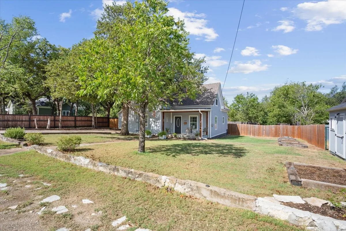 Single Family Residence For Sale in Hamilton County , 407 S Reagan, Hamilton, Texas 76531, 3 Bedroom, 2 Bathroom, Garage spaces, 1,440 Sqft, built in 1945, mls#21392770, Real Estate Agent in Hamilton, Homes For Sale in Hamilton county, Homes For Sale in Hamilton, Realtor in Hamilton Texas, Real Estate Brokerage Independent Realty Texas, Luminita Cordes Realtor