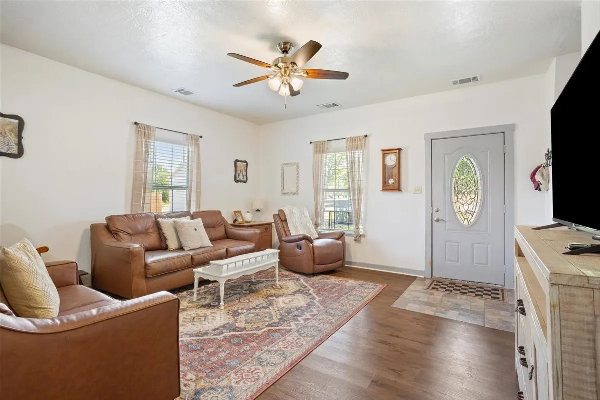 Single Family Residence For Sale in Hamilton County , 407 S Reagan, Hamilton, Texas 76531, 3 Bedroom, 2 Bathroom, Garage spaces, 1,440 Sqft, built in 1945, mls#21392770, Real Estate Agent in Hamilton, Homes For Sale in Hamilton county, Homes For Sale in Hamilton, Realtor in Hamilton Texas, Real Estate Brokerage Independent Realty Texas, Luminita Cordes Realtor