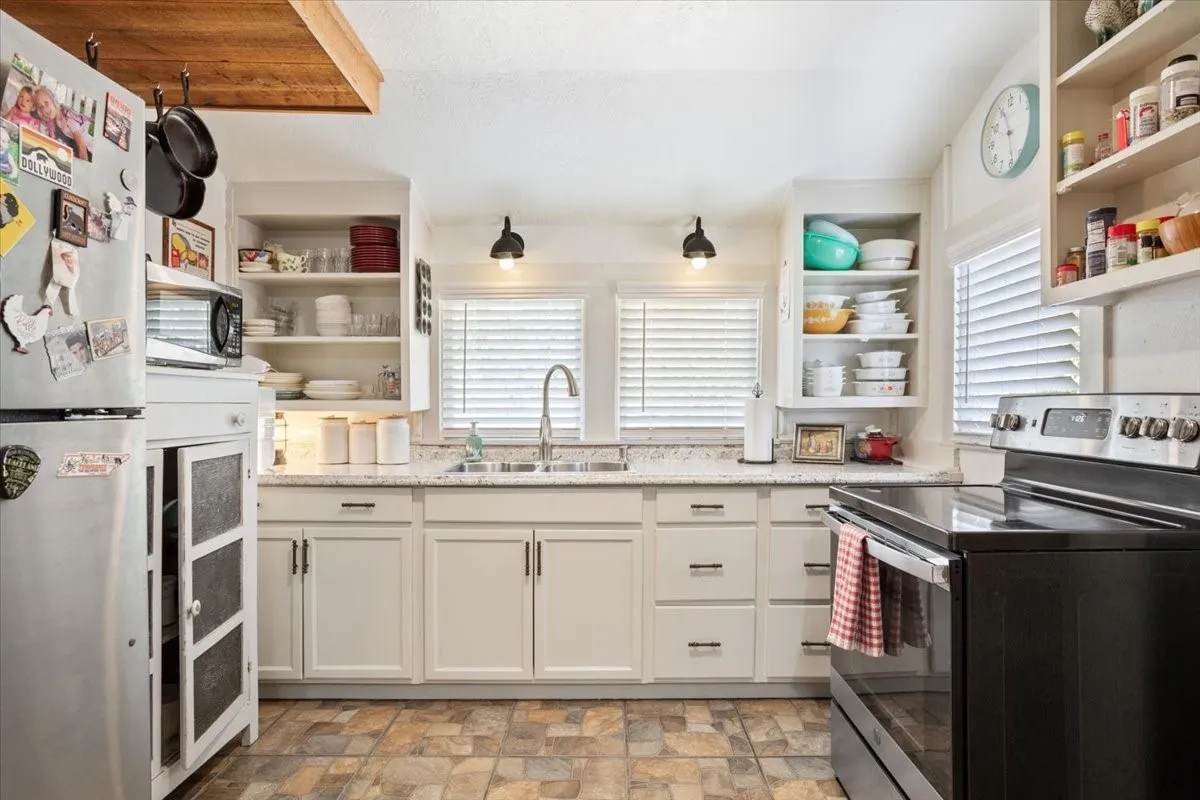 Single Family Residence For Sale in Hamilton County , 407 S Reagan, Hamilton, Texas 76531, 3 Bedroom, 2 Bathroom, Garage spaces, 1,440 Sqft, built in 1945, mls#21392770, Real Estate Agent in Hamilton, Homes For Sale in Hamilton county, Homes For Sale in Hamilton, Realtor in Hamilton Texas, Real Estate Brokerage Independent Realty Texas, Luminita Cordes Realtor