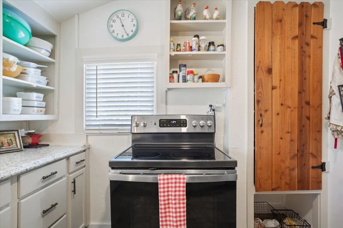 Single Family Residence For Sale in Hamilton County , 407 S Reagan, Hamilton, Texas 76531, 3 Bedroom, 2 Bathroom, Garage spaces, 1,440 Sqft, built in 1945, mls#21392770, Real Estate Agent in Hamilton, Homes For Sale in Hamilton county, Homes For Sale in Hamilton, Realtor in Hamilton Texas, Real Estate Brokerage Independent Realty Texas, Luminita Cordes Realtor