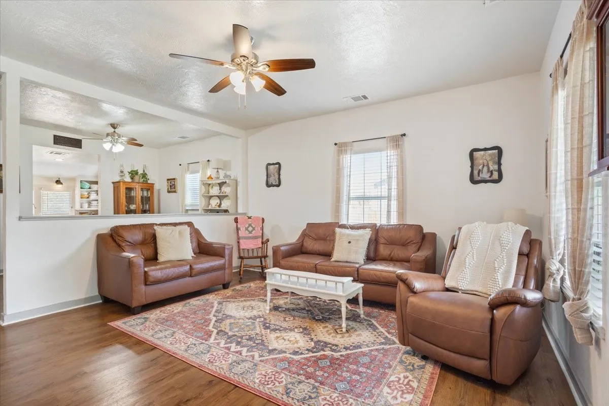 Single Family Residence For Sale in Hamilton County , 407 S Reagan, Hamilton, Texas 76531, 3 Bedroom, 2 Bathroom, Garage spaces, 1,440 Sqft, built in 1945, mls#21392770, Real Estate Agent in Hamilton, Homes For Sale in Hamilton county, Homes For Sale in Hamilton, Realtor in Hamilton Texas, Real Estate Brokerage Independent Realty Texas, Luminita Cordes Realtor