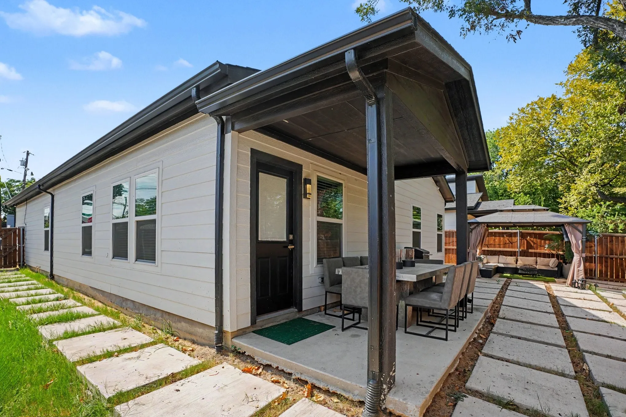 Single Family Residence For Sale in Dallas County , 511 Woodbine Avenue, Dallas, Texas 75203, 3 Bedroom, 2 Bathroom, 2 Garage spaces, 1,612 Sqft, built in 2024, mls#21390747, Real Estate Agent in Dallas, Homes For Sale in Dallas county, Homes For Sale in Dallas, Realtor in Dallas Texas, Real Estate Brokerage Independent Realty Texas, Luminita Cordes Realtor