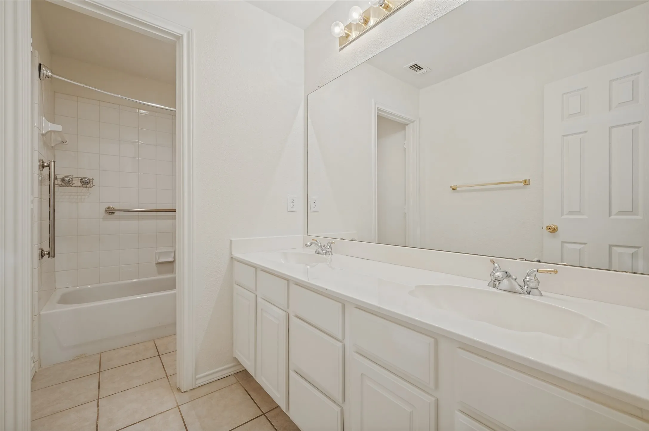 Single Family Residence For Sale in Collin County , 8804 Aviary Drive, Mc Kinney, Texas 75072, 3 Bedroom, 2 Bathroom, 2 Garage spaces, 2,603 Sqft, built in 1999, mls#21392267, Real Estate Agent in Mc Kinney, Homes For Sale in Collin county, Homes For Sale in Mc Kinney, Realtor in Mc Kinney Texas, Real Estate Brokerage Independent Realty Texas, Luminita Cordes Realtor