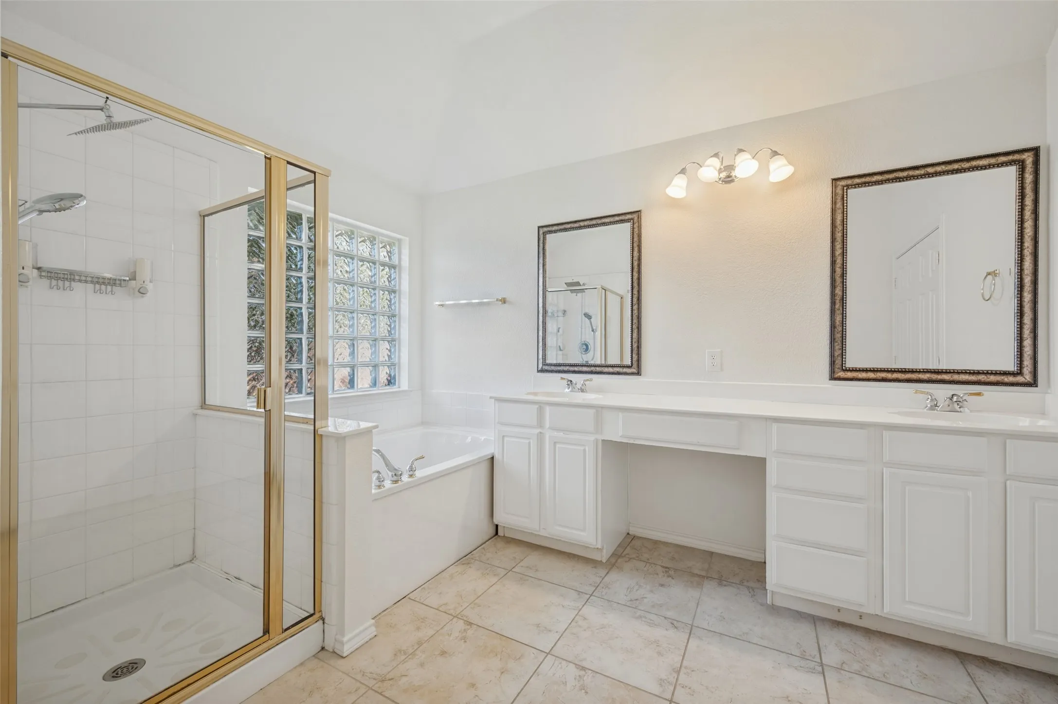 Single Family Residence For Sale in Collin County , 8804 Aviary Drive, Mc Kinney, Texas 75072, 3 Bedroom, 2 Bathroom, 2 Garage spaces, 2,603 Sqft, built in 1999, mls#21392267, Real Estate Agent in Mc Kinney, Homes For Sale in Collin county, Homes For Sale in Mc Kinney, Realtor in Mc Kinney Texas, Real Estate Brokerage Independent Realty Texas, Luminita Cordes Realtor