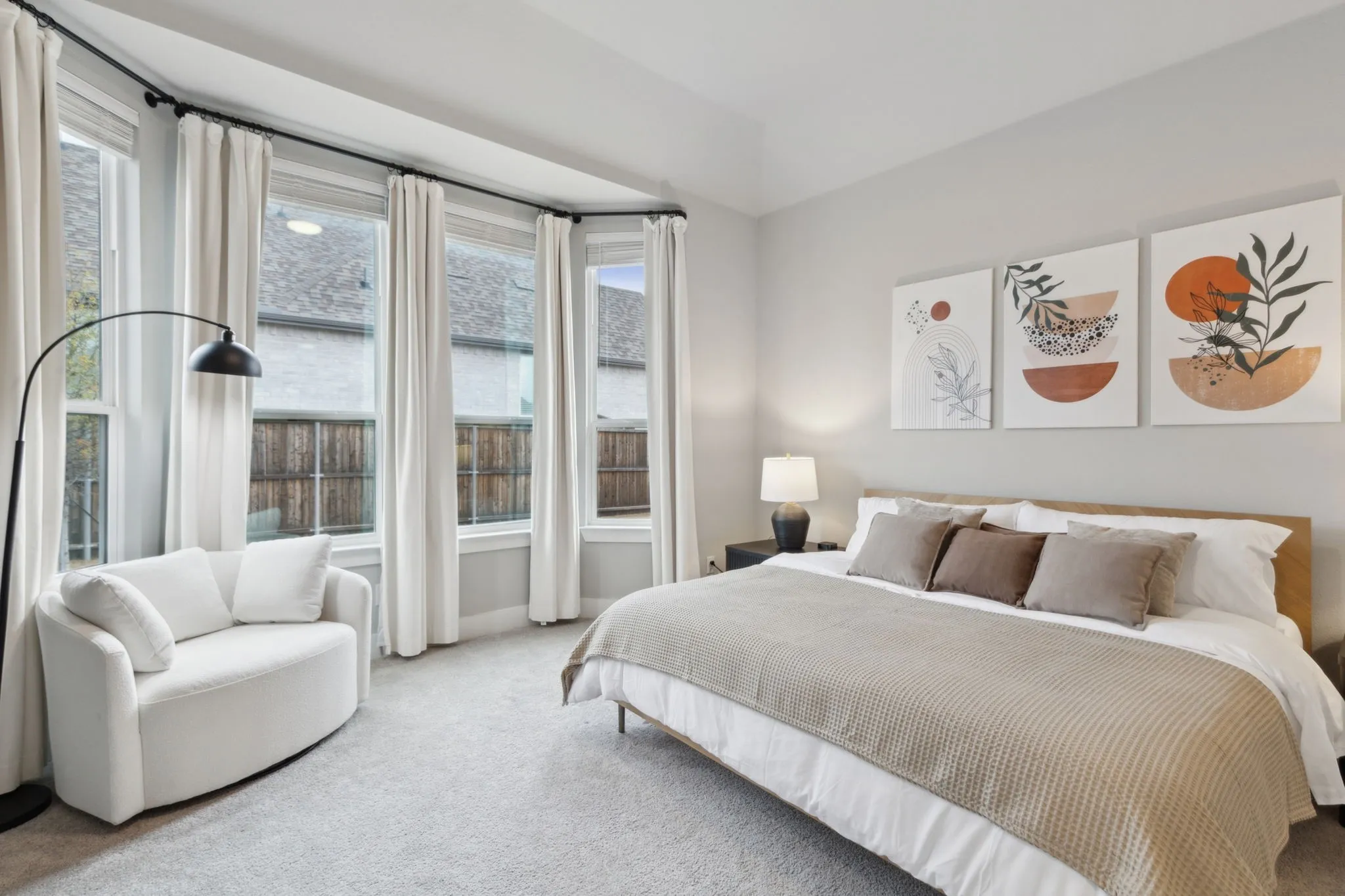 Recessed lighting, light gray carpeting, and a bay window with multiple vertical windows
