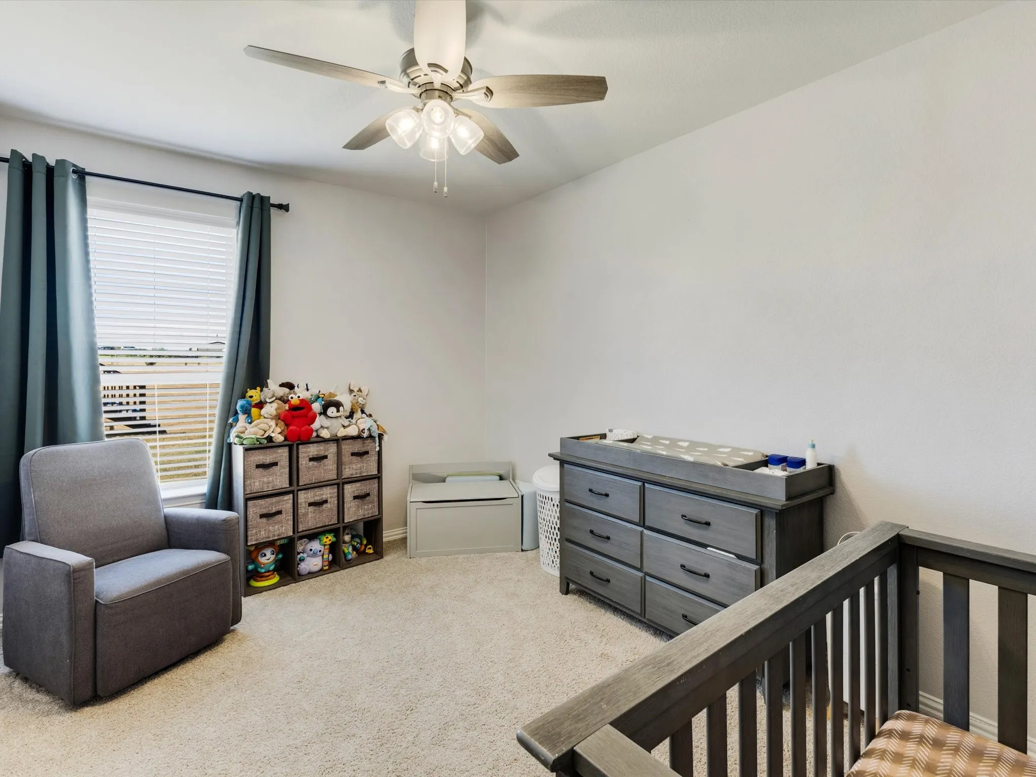 Ceiling fan with integrated light fixture