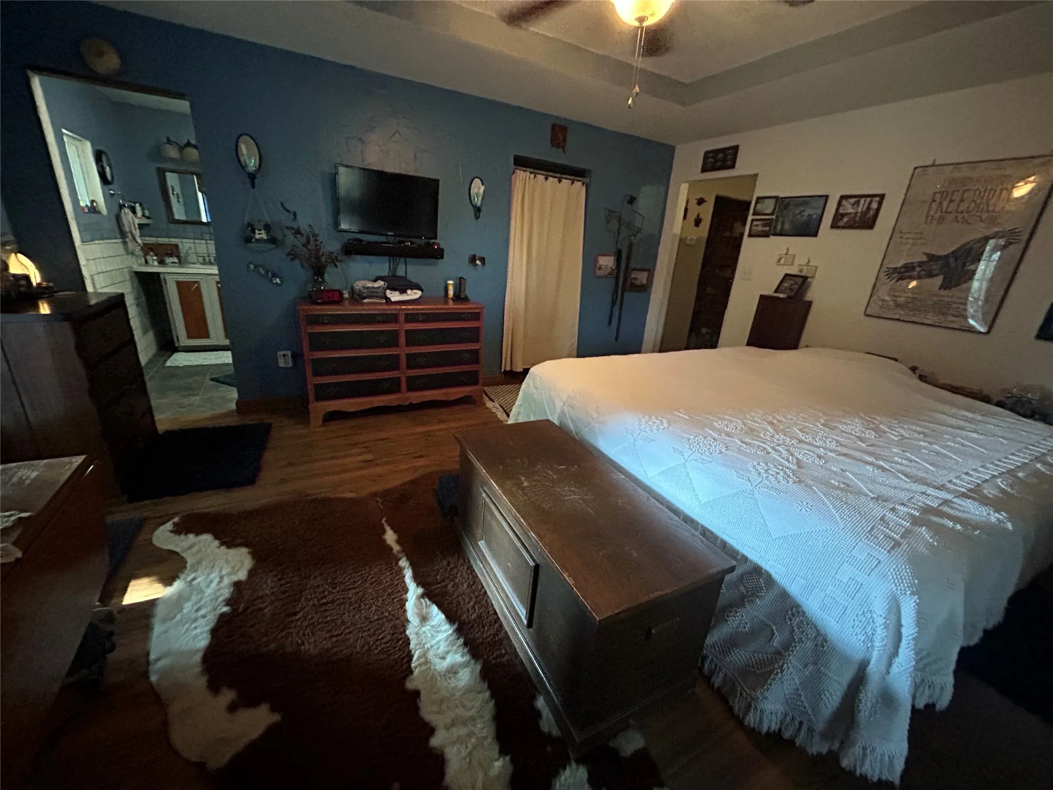 Tray ceiling with a ceiling fan light fixture