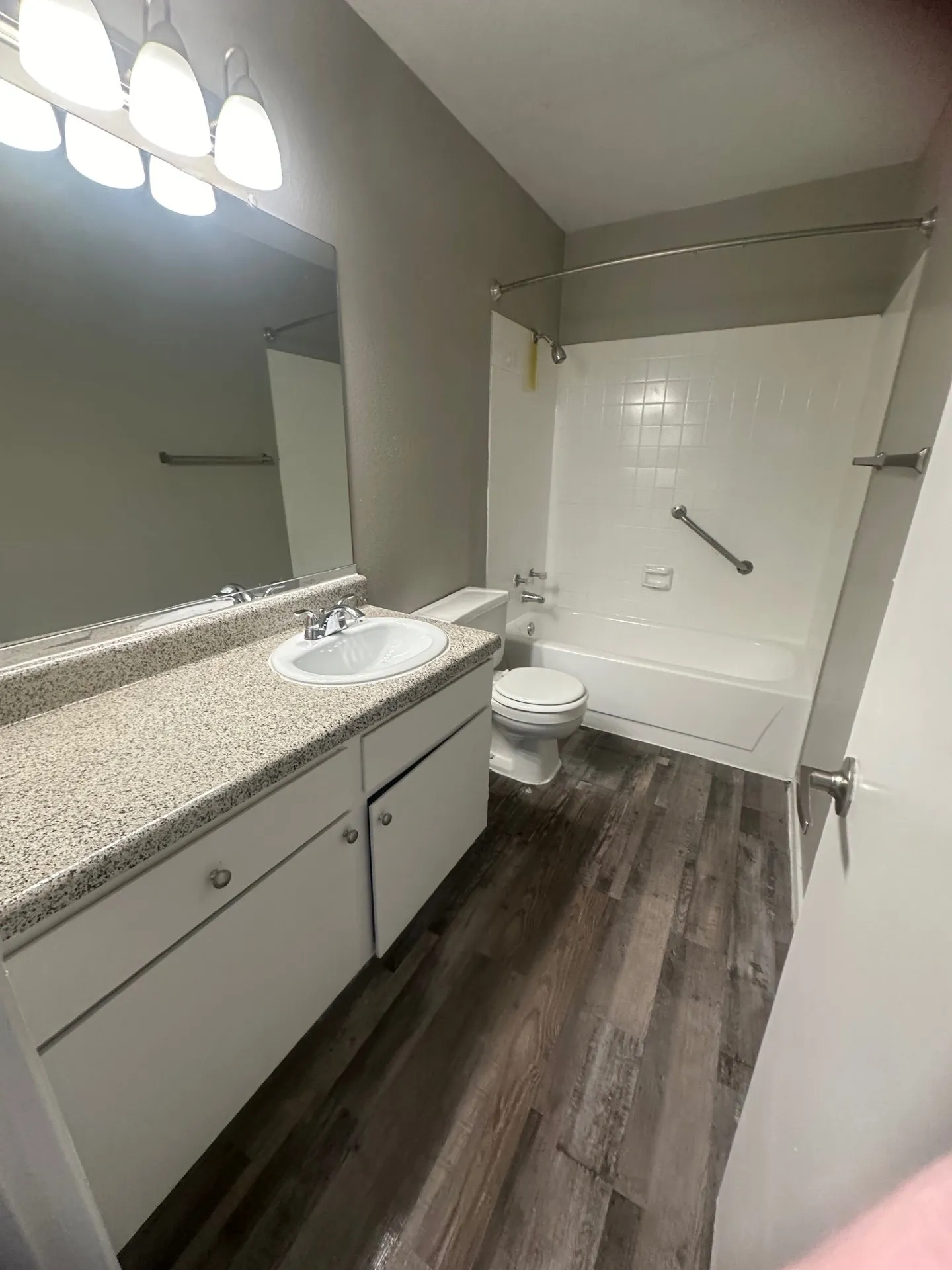 Apartment For Rent in Tarrant County , 1122 Millview Drive 203, Arlington, Texas 76012, 2 Bedroom, 2 Bathroom, Garage spaces, 950 Sqft, built in 1984, mls#21393944, Real Estate Agent in Arlington, Homes For Rent in Tarrant county, Homes For Rent in Arlington, Realtor in Arlington Texas, Real Estate Brokerage Independent Realty Texas, Luminita Cordes Realtor