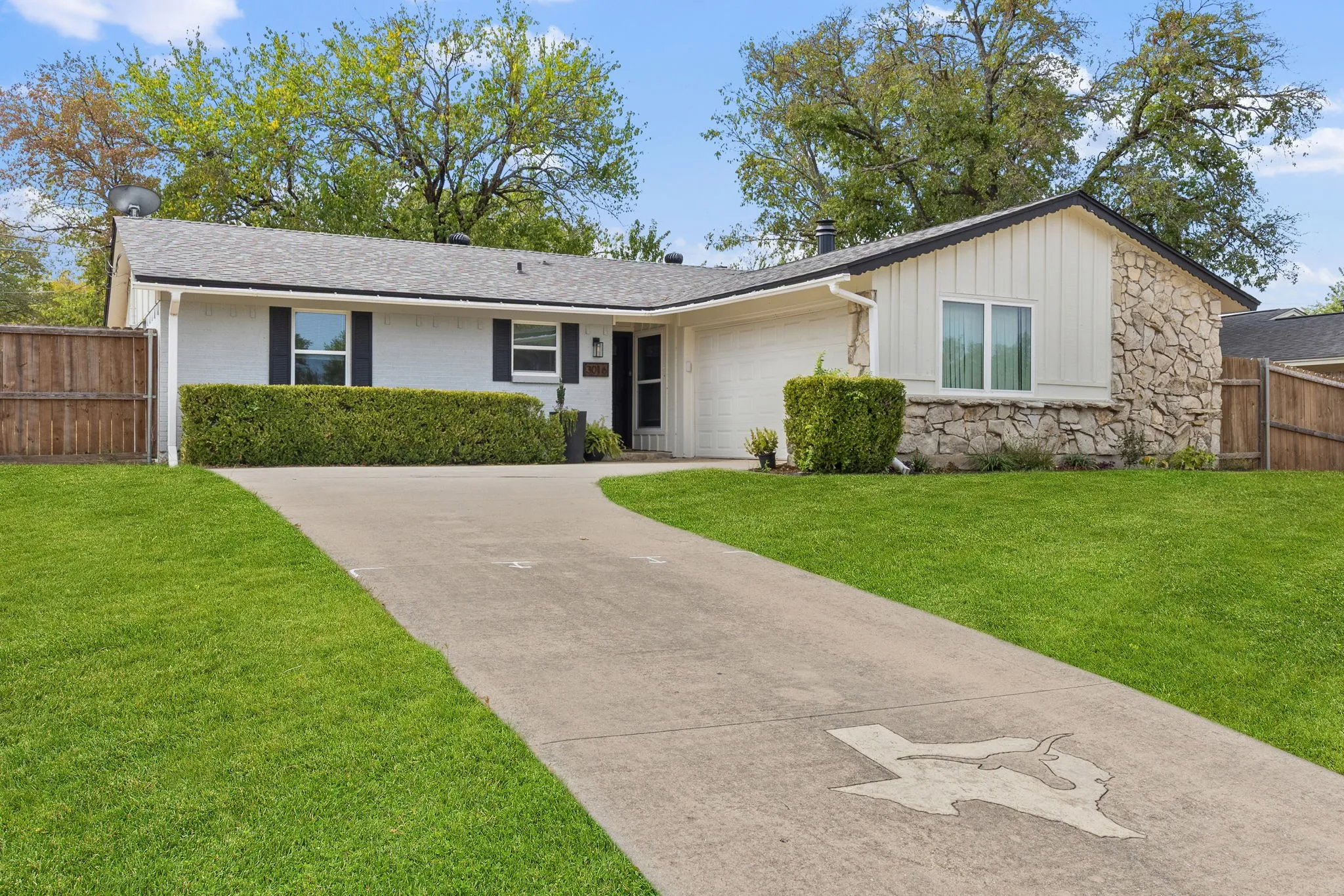 Single Family Residence For Sale in Collin County , 3016 Briarwood Drive, Plano, Texas 75074, 3 Bedroom, 2 Bathroom, 2 Garage spaces, 1,323 Sqft, built in 1968, mls#21392376, Real Estate Agent in Plano, Homes For Sale in Collin county, Homes For Sale in Plano, Realtor in Plano Texas, Real Estate Brokerage Independent Realty Texas, Luminita Cordes Realtor