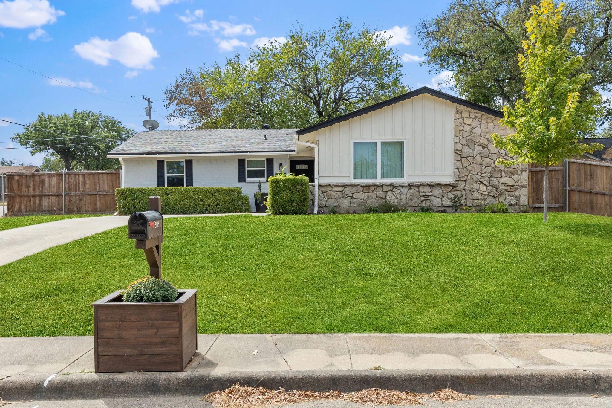 Single Family Residence For Sale in Collin County , 3016 Briarwood Drive, Plano, Texas 75074, 3 Bedroom, 2 Bathroom, 2 Garage spaces, 1,323 Sqft, built in 1968, mls#21392376, Real Estate Agent in Plano, Homes For Sale in Collin county, Homes For Sale in Plano, Realtor in Plano Texas, Real Estate Brokerage Independent Realty Texas, Luminita Cordes Realtor