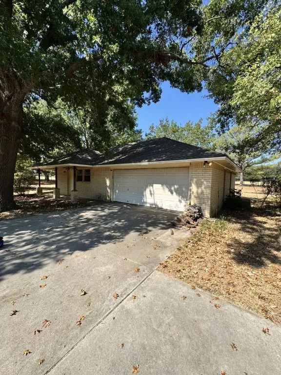 Single Family Residence For Sale in Denton County , 8260 Tudor Lane, Argyle, Texas 76226, 3 Bedroom, 3 Bathroom, 4 Garage spaces, 2,267 Sqft, built in 1976, mls#21393810, Real Estate Agent in Argyle, Homes For Sale in Denton county, Homes For Sale in Argyle, Realtor in Argyle Texas, Real Estate Brokerage Independent Realty Texas, Luminita Cordes Realtor