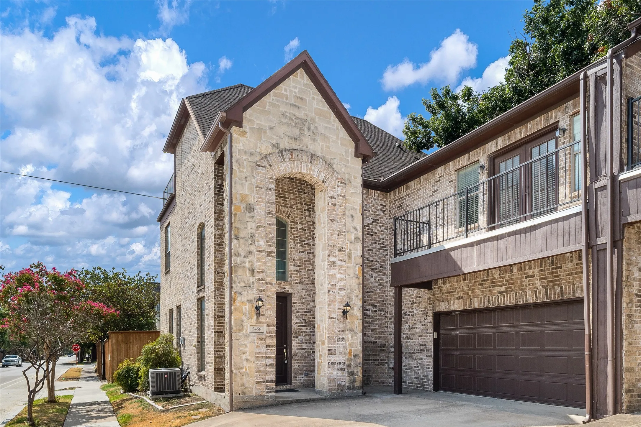 Single Family Residence For Rent in Dallas County , 5456 Longview Street, Dallas, Texas 75206, 4 Bedroom, 3 Bathroom, 2 Garage spaces, 2,717 Sqft, built in 2008, mls#21393959, Real Estate Agent in Dallas, Homes For Rent in Dallas county, Homes For Rent in Dallas, Realtor in Dallas Texas, Real Estate Brokerage Independent Realty Texas, Luminita Cordes Realtor