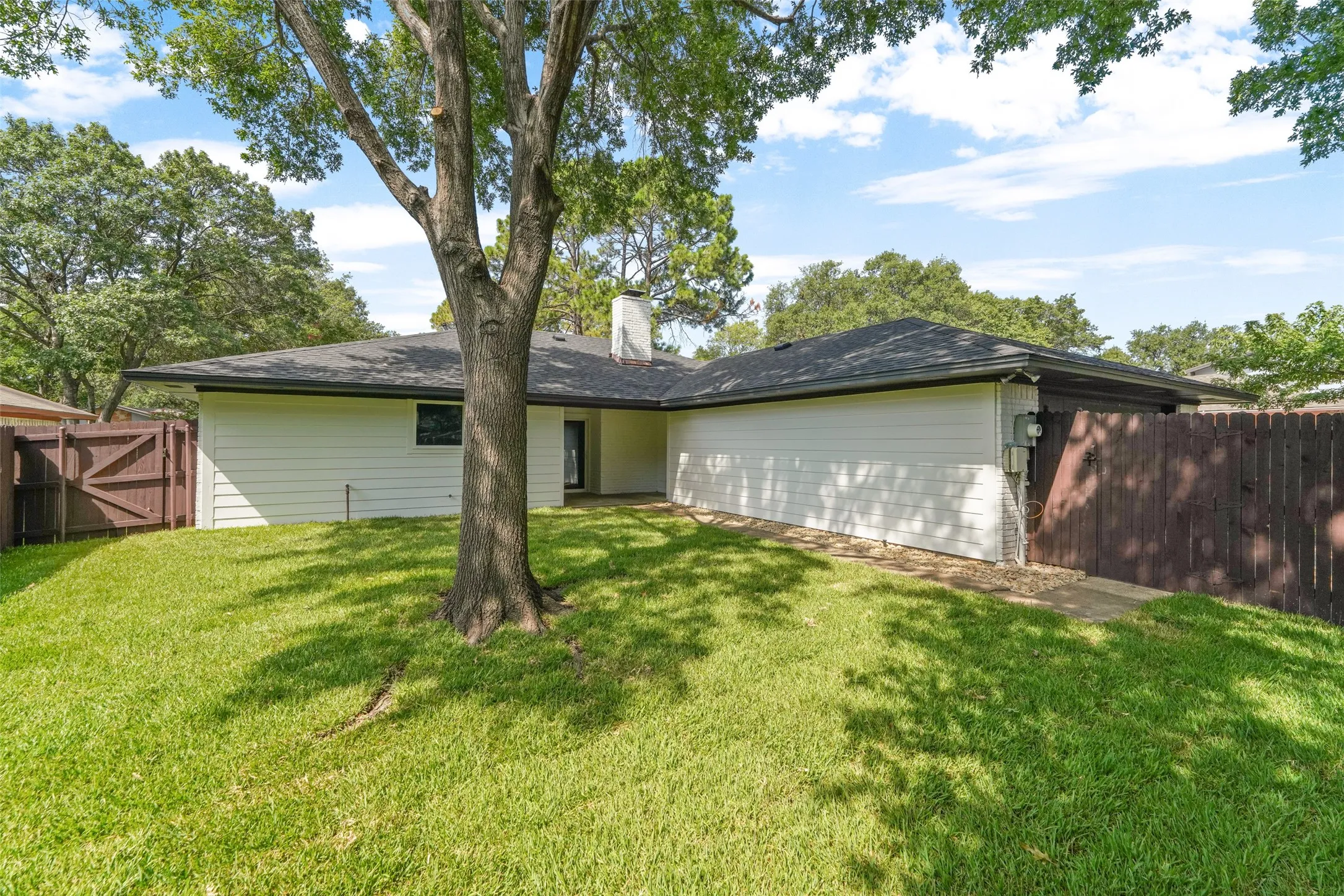 Single Family Residence For Rent in Denton County , 1441 Evergreen Drive, Lewisville, Texas 75067, 3 Bedroom, 2 Bathroom, 2 Garage spaces, 1,839 Sqft, built in 1973, mls#21392577, Real Estate Agent in Lewisville, Homes For Rent in Denton county, Homes For Rent in Lewisville, Realtor in Lewisville Texas, Real Estate Brokerage Independent Realty Texas, Luminita Cordes Realtor