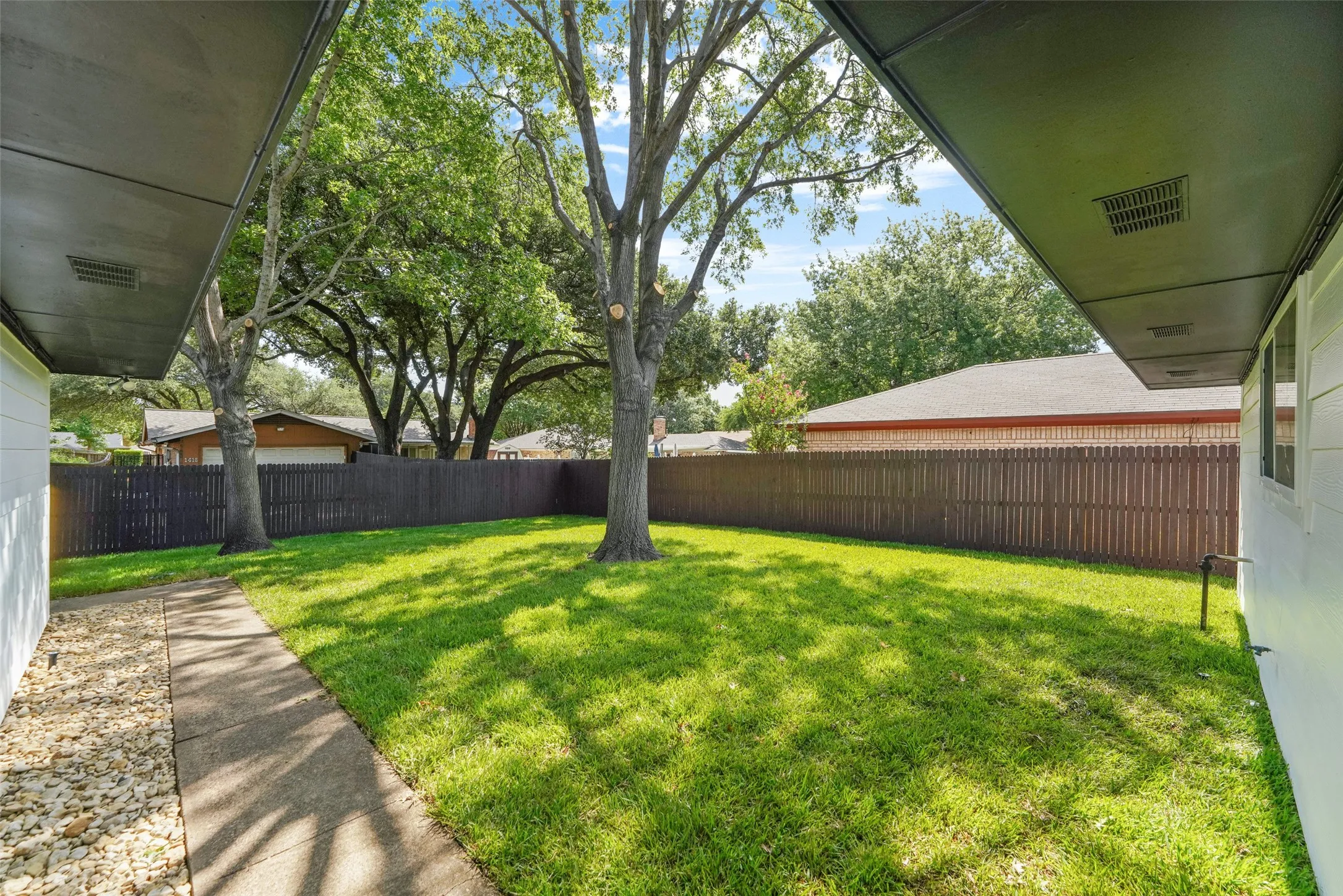 Single Family Residence For Rent in Denton County , 1441 Evergreen Drive, Lewisville, Texas 75067, 3 Bedroom, 2 Bathroom, 2 Garage spaces, 1,839 Sqft, built in 1973, mls#21392577, Real Estate Agent in Lewisville, Homes For Rent in Denton county, Homes For Rent in Lewisville, Realtor in Lewisville Texas, Real Estate Brokerage Independent Realty Texas, Luminita Cordes Realtor