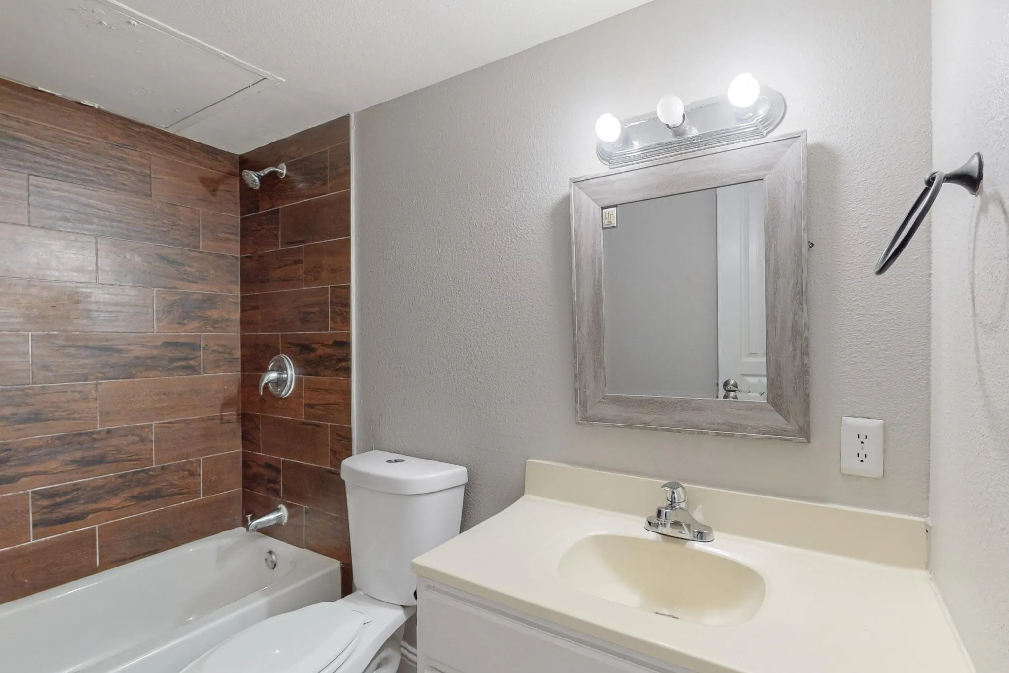 Single Family Residence For Rent in Dallas County , 3842 Commonwealth Drive, Garland, Texas 75043, 4 Bedroom, 1 Bathroom, 1 Garage spaces, 1,246 Sqft, built in 1970, mls#21387515, Real Estate Agent in Garland, Homes For Rent in Dallas county, Homes For Rent in Garland, Realtor in Garland Texas, Real Estate Brokerage Independent Realty Texas, Luminita Cordes Realtor