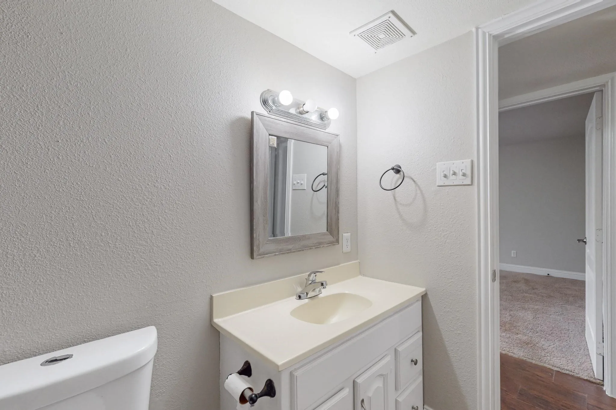 Single Family Residence For Rent in Dallas County , 3842 Commonwealth Drive, Garland, Texas 75043, 4 Bedroom, 1 Bathroom, 1 Garage spaces, 1,246 Sqft, built in 1970, mls#21387515, Real Estate Agent in Garland, Homes For Rent in Dallas county, Homes For Rent in Garland, Realtor in Garland Texas, Real Estate Brokerage Independent Realty Texas, Luminita Cordes Realtor