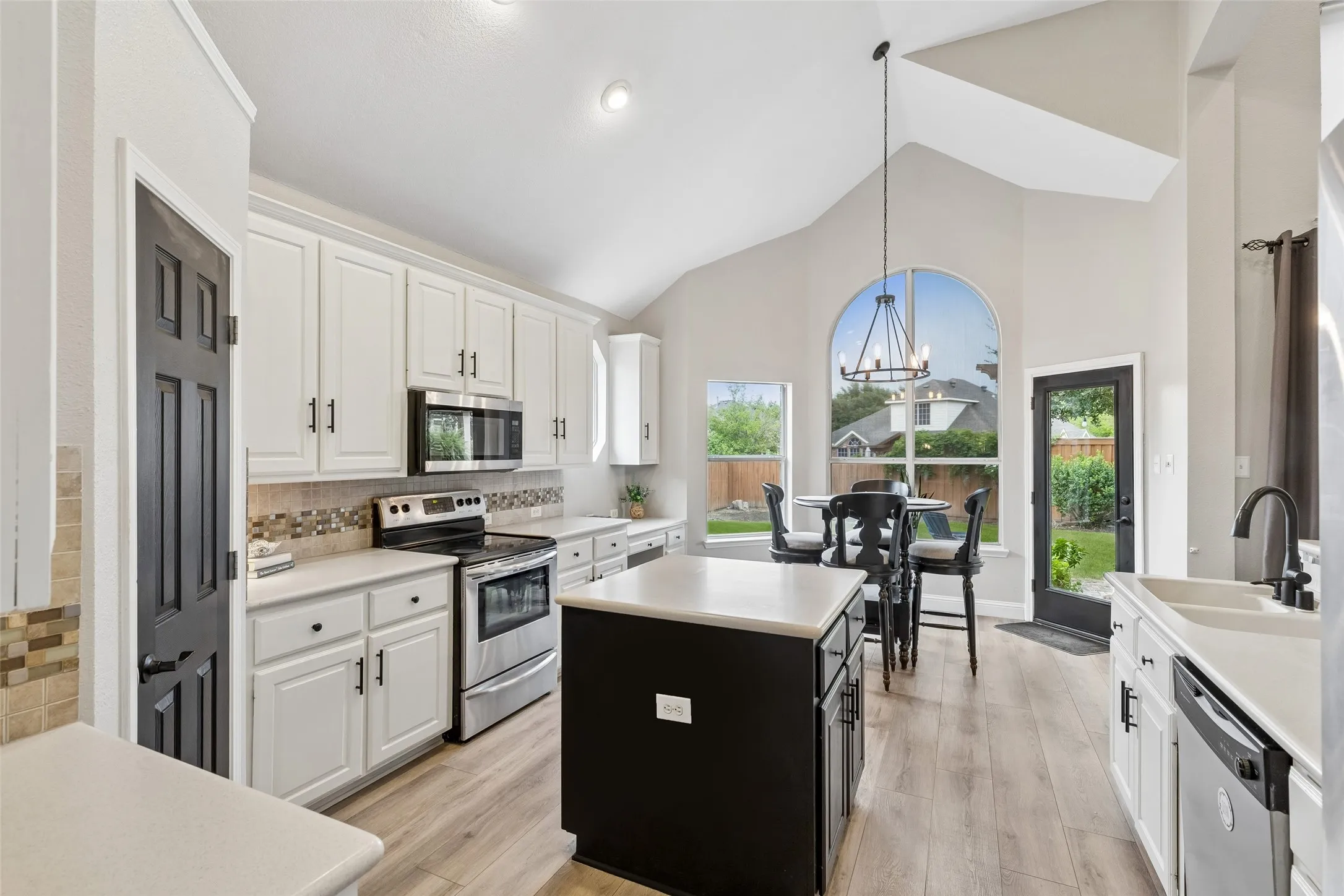 Single Family Residence For Sale in Dallas County , 7914 Kings Court, Rowlett, Texas 75089, 4 Bedroom, 3 Bathroom, 2 Garage spaces, 2,812 Sqft, built in 1999, mls#21390215, Real Estate Agent in Rowlett, Homes For Sale in Dallas county, Homes For Sale in Rowlett, Realtor in Rowlett Texas, Real Estate Brokerage Independent Realty Texas, Luminita Cordes Realtor