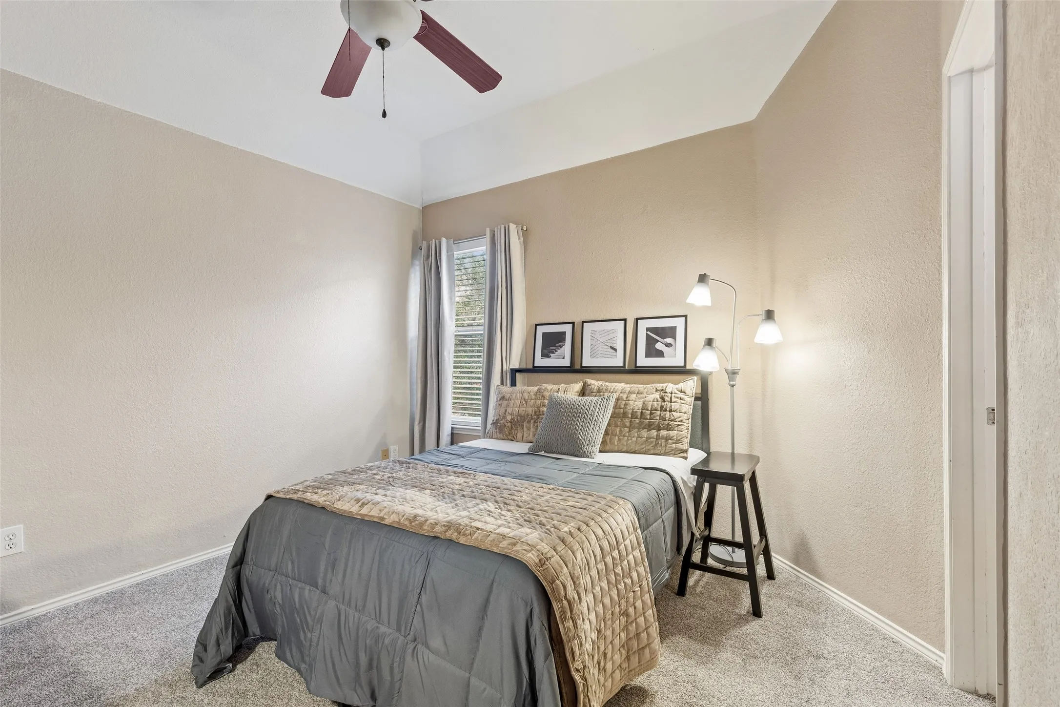 Single Family Residence For Sale in Dallas County , 7914 Kings Court, Rowlett, Texas 75089, 4 Bedroom, 3 Bathroom, 2 Garage spaces, 2,812 Sqft, built in 1999, mls#21390215, Real Estate Agent in Rowlett, Homes For Sale in Dallas county, Homes For Sale in Rowlett, Realtor in Rowlett Texas, Real Estate Brokerage Independent Realty Texas, Luminita Cordes Realtor