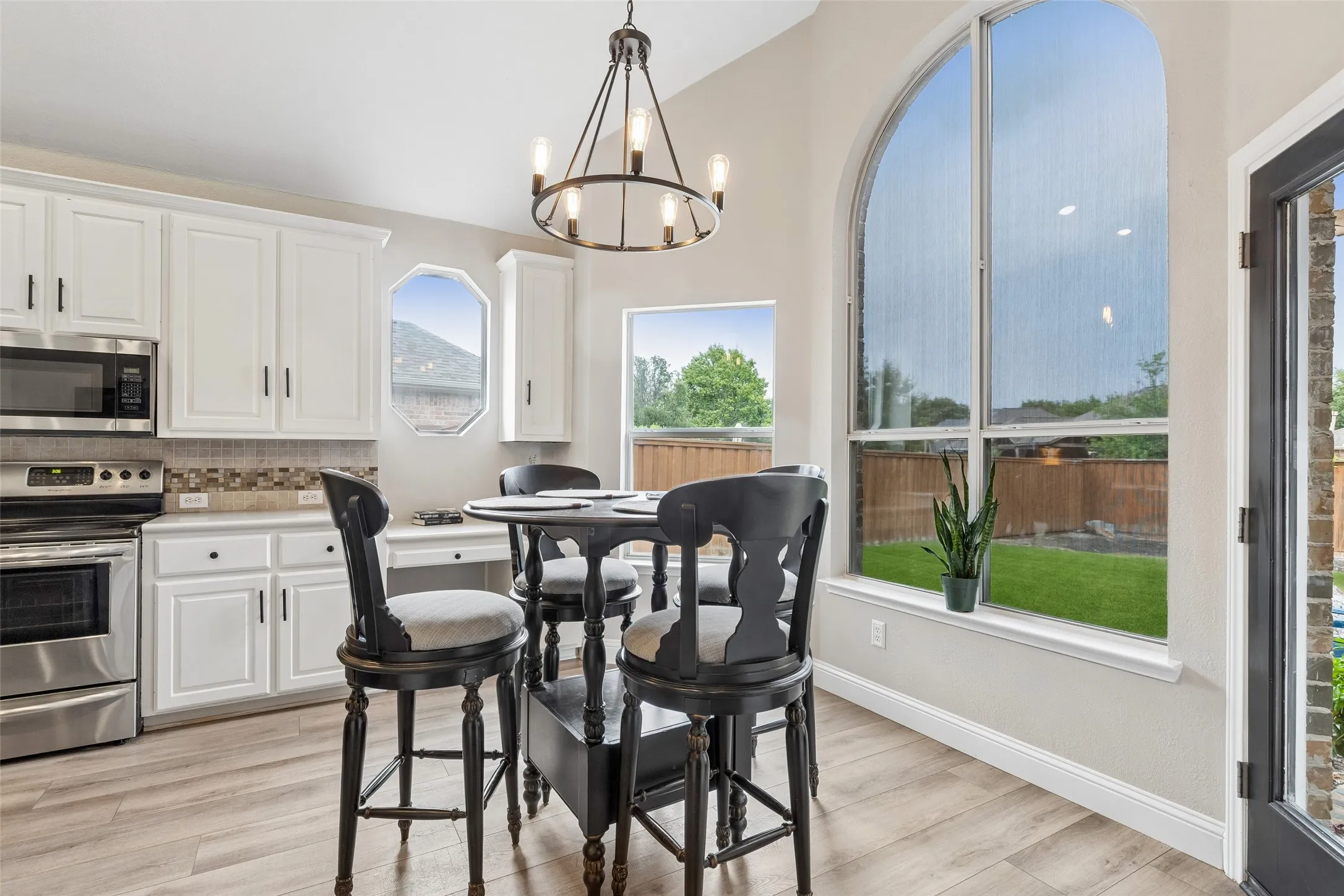 Single Family Residence For Sale in Dallas County , 7914 Kings Court, Rowlett, Texas 75089, 4 Bedroom, 3 Bathroom, 2 Garage spaces, 2,812 Sqft, built in 1999, mls#21390215, Real Estate Agent in Rowlett, Homes For Sale in Dallas county, Homes For Sale in Rowlett, Realtor in Rowlett Texas, Real Estate Brokerage Independent Realty Texas, Luminita Cordes Realtor