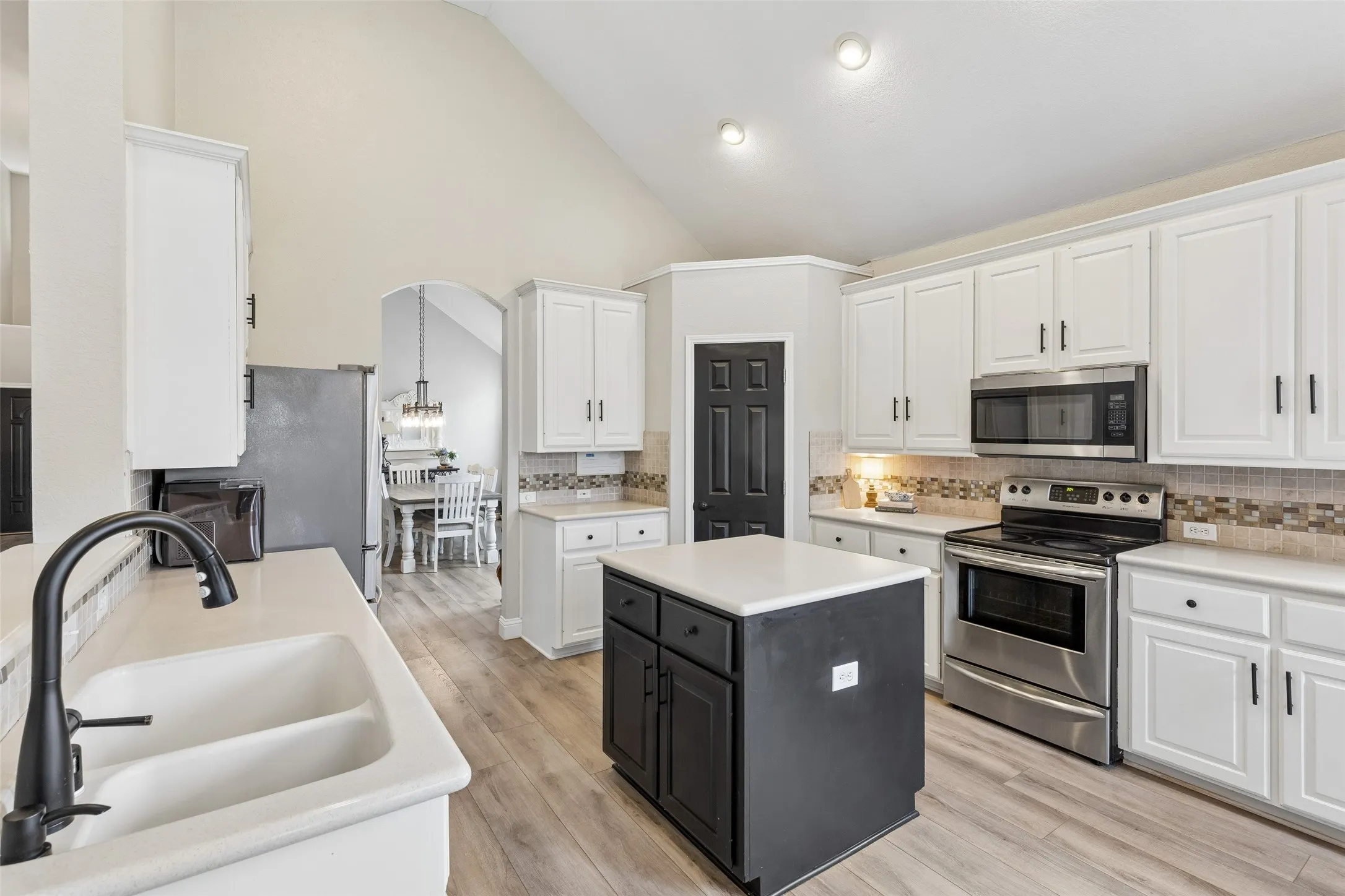Single Family Residence For Sale in Dallas County , 7914 Kings Court, Rowlett, Texas 75089, 4 Bedroom, 3 Bathroom, 2 Garage spaces, 2,812 Sqft, built in 1999, mls#21390215, Real Estate Agent in Rowlett, Homes For Sale in Dallas county, Homes For Sale in Rowlett, Realtor in Rowlett Texas, Real Estate Brokerage Independent Realty Texas, Luminita Cordes Realtor
