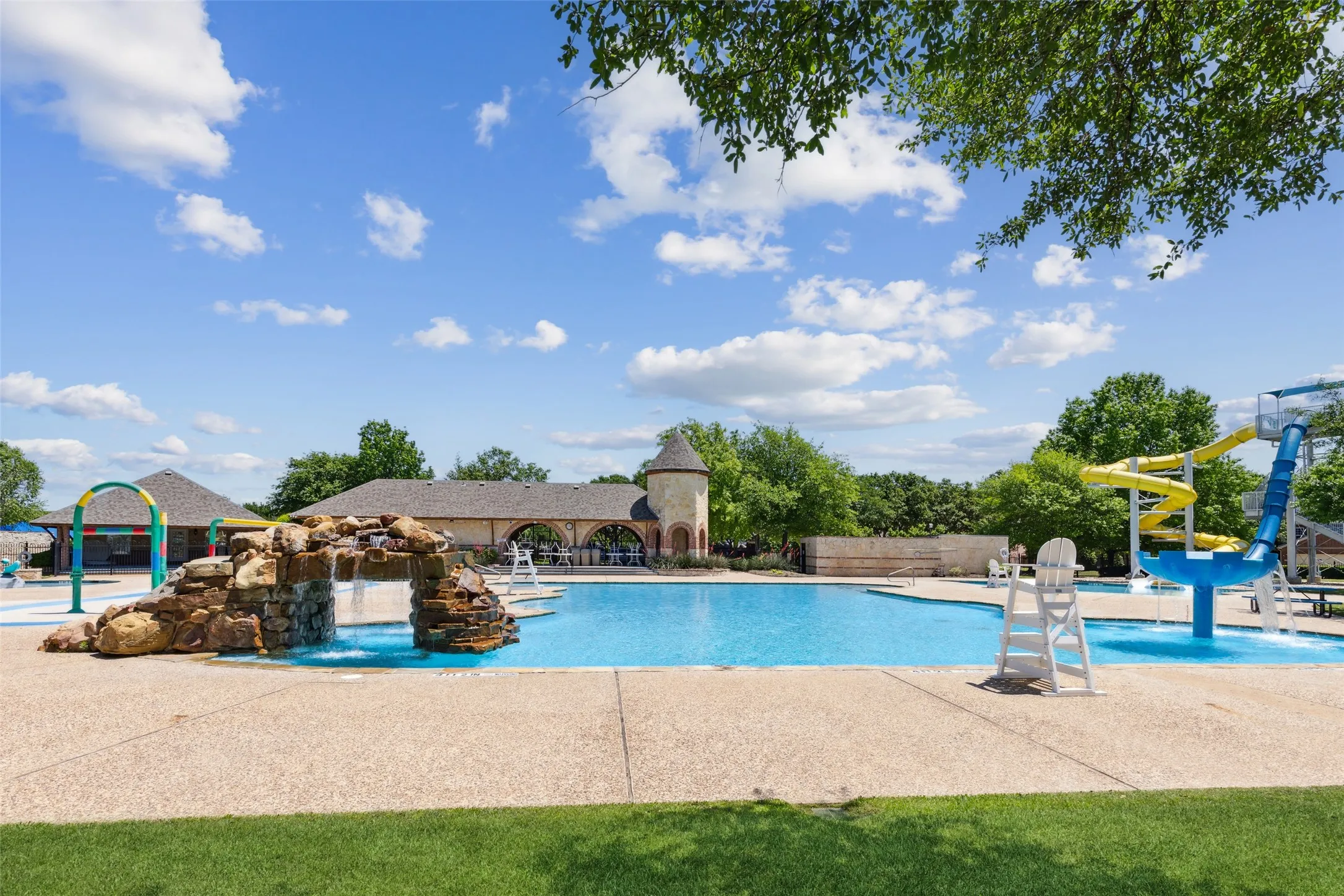 Single Family Residence For Sale in Dallas County , 7914 Kings Court, Rowlett, Texas 75089, 4 Bedroom, 3 Bathroom, 2 Garage spaces, 2,812 Sqft, built in 1999, mls#21390215, Real Estate Agent in Rowlett, Homes For Sale in Dallas county, Homes For Sale in Rowlett, Realtor in Rowlett Texas, Real Estate Brokerage Independent Realty Texas, Luminita Cordes Realtor