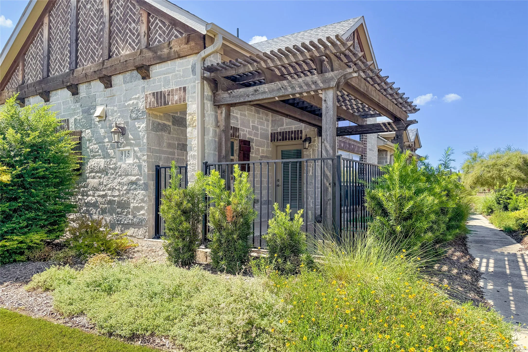 Townhouse For Rent in Tarrant County , 915 Birds Fort Trail, Arlington, Texas 76005, 3 Bedroom, 2 Bathroom, 2 Garage spaces, 1,756 Sqft, built in 2017, mls#21391506, Real Estate Agent in Arlington, Homes For Rent in Tarrant county, Homes For Rent in Arlington, Realtor in Arlington Texas, Real Estate Brokerage Independent Realty Texas, Luminita Cordes Realtor