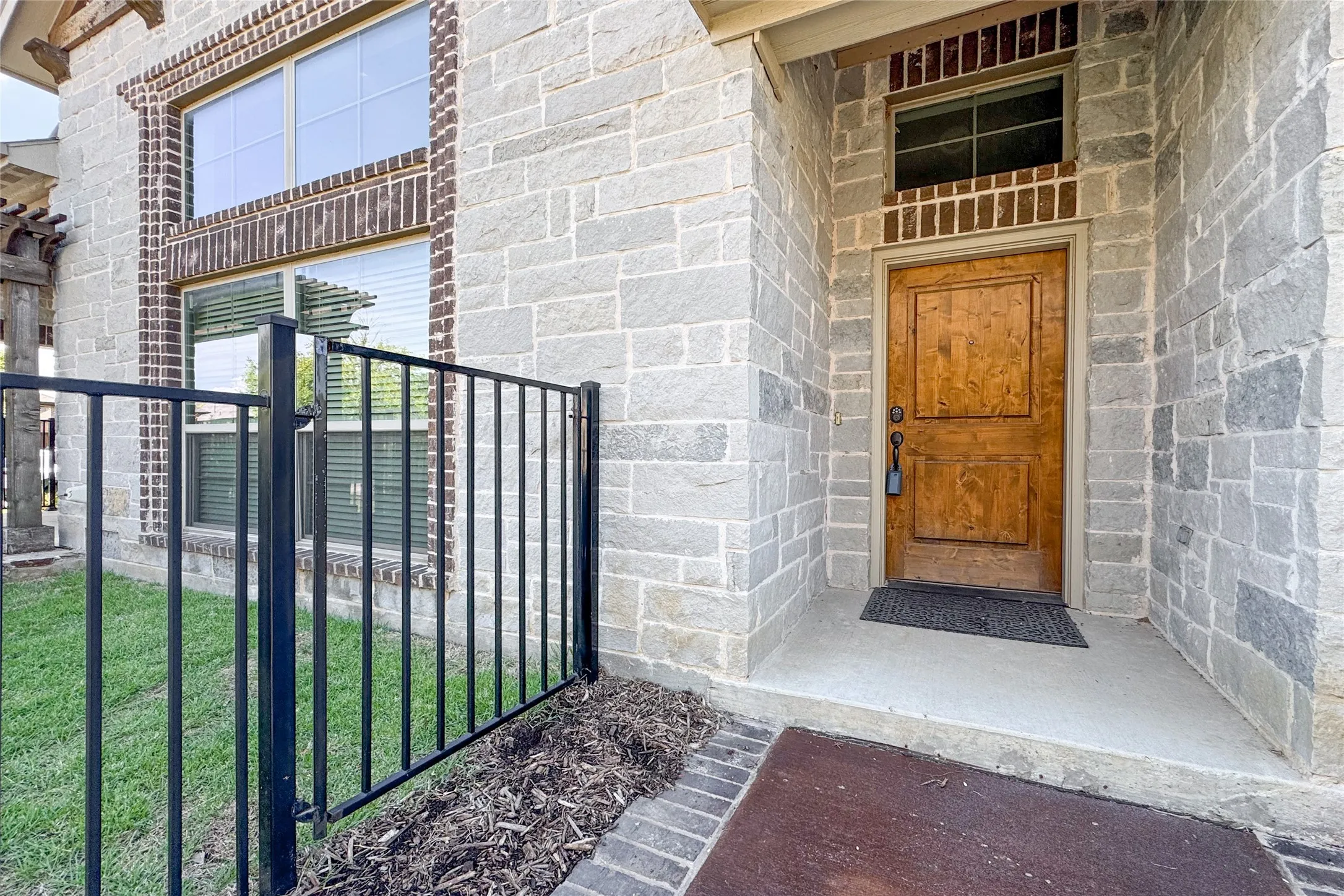 Townhouse For Rent in Tarrant County , 915 Birds Fort Trail, Arlington, Texas 76005, 3 Bedroom, 2 Bathroom, 2 Garage spaces, 1,756 Sqft, built in 2017, mls#21391506, Real Estate Agent in Arlington, Homes For Rent in Tarrant county, Homes For Rent in Arlington, Realtor in Arlington Texas, Real Estate Brokerage Independent Realty Texas, Luminita Cordes Realtor