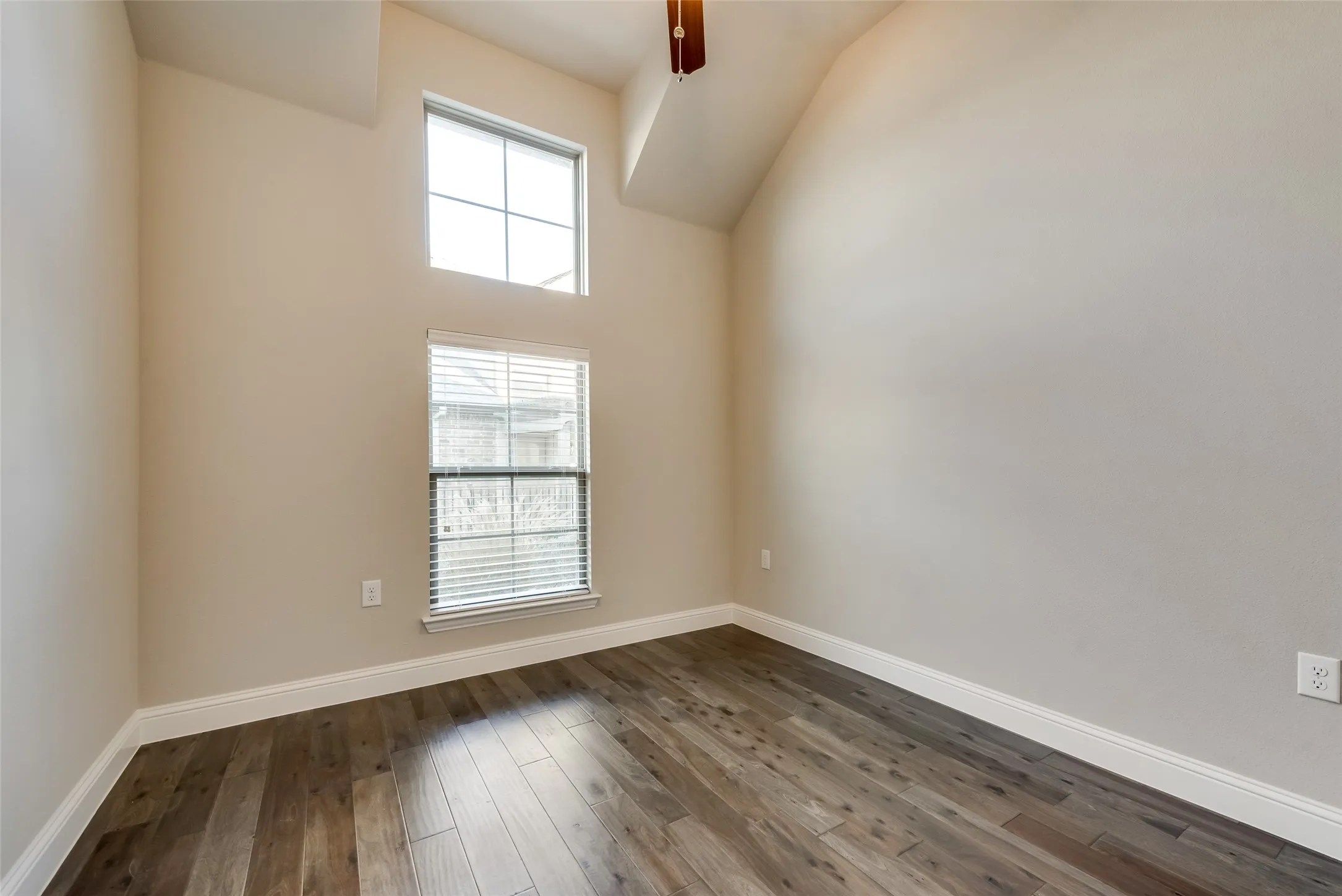Townhouse For Rent in Tarrant County , 915 Birds Fort Trail, Arlington, Texas 76005, 3 Bedroom, 2 Bathroom, 2 Garage spaces, 1,756 Sqft, built in 2017, mls#21391506, Real Estate Agent in Arlington, Homes For Rent in Tarrant county, Homes For Rent in Arlington, Realtor in Arlington Texas, Real Estate Brokerage Independent Realty Texas, Luminita Cordes Realtor