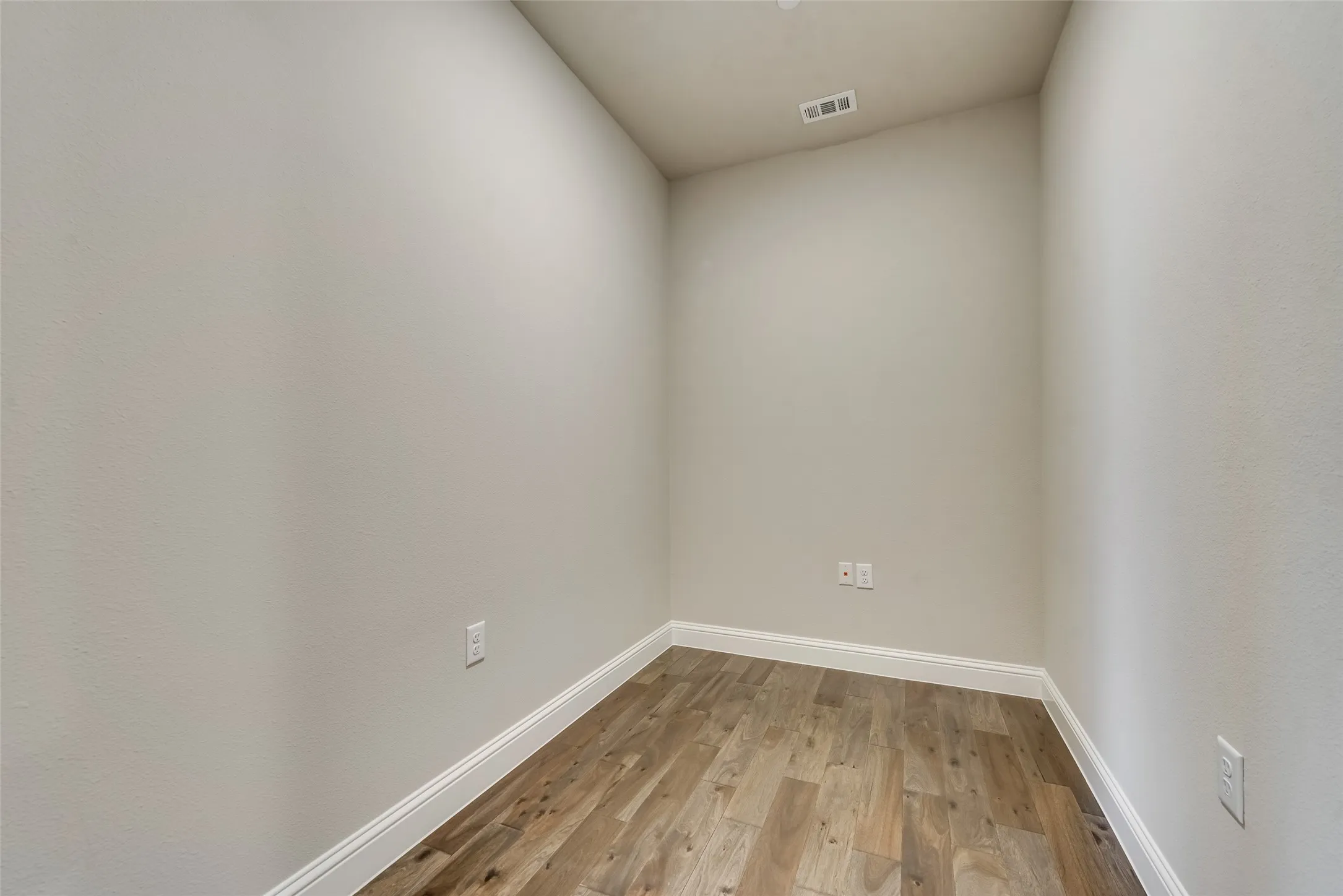 Townhouse For Rent in Tarrant County , 915 Birds Fort Trail, Arlington, Texas 76005, 3 Bedroom, 2 Bathroom, 2 Garage spaces, 1,756 Sqft, built in 2017, mls#21391506, Real Estate Agent in Arlington, Homes For Rent in Tarrant county, Homes For Rent in Arlington, Realtor in Arlington Texas, Real Estate Brokerage Independent Realty Texas, Luminita Cordes Realtor