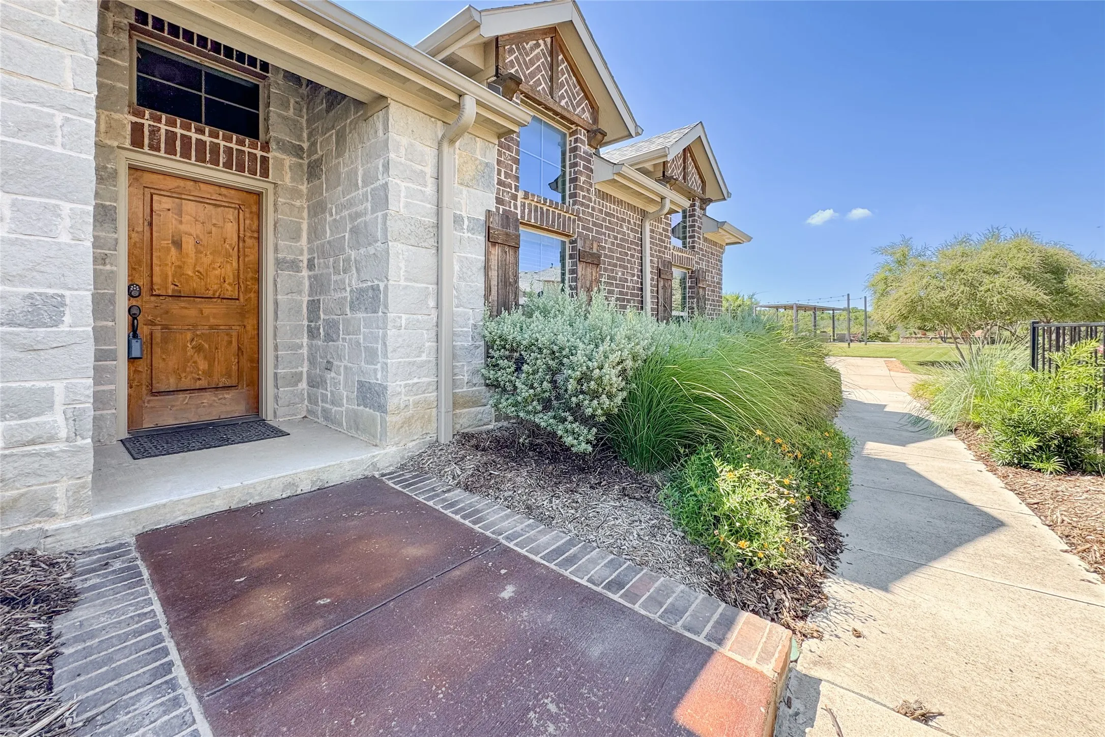 Townhouse For Rent in Tarrant County , 915 Birds Fort Trail, Arlington, Texas 76005, 3 Bedroom, 2 Bathroom, 2 Garage spaces, 1,756 Sqft, built in 2017, mls#21391506, Real Estate Agent in Arlington, Homes For Rent in Tarrant county, Homes For Rent in Arlington, Realtor in Arlington Texas, Real Estate Brokerage Independent Realty Texas, Luminita Cordes Realtor