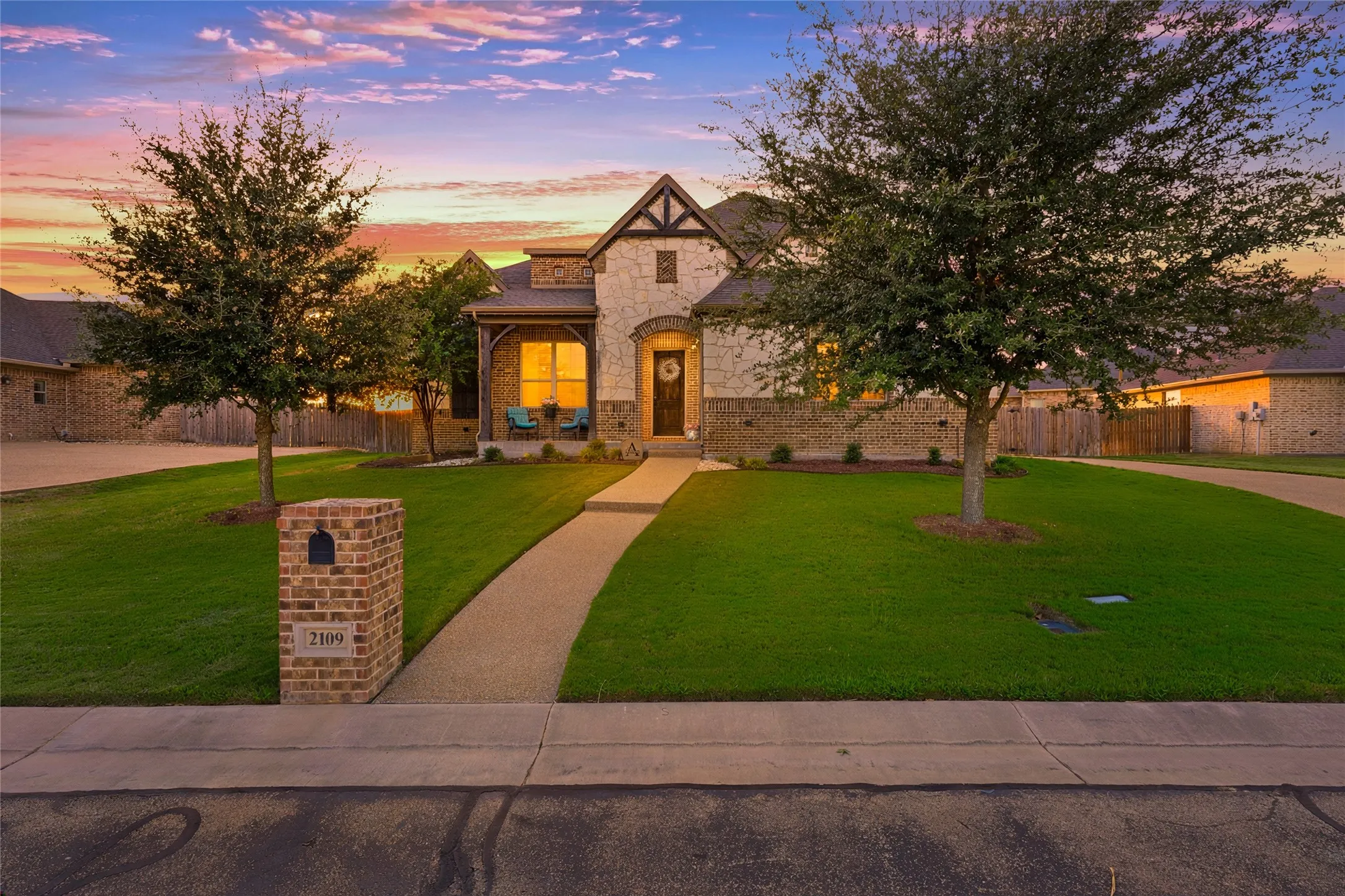 Single Family Residence For Sale in Mc Lennan County , 2109 Therese, Waco, Texas 76712, 5 Bedroom, 3 Bathroom, 2 Garage spaces, 2,889 Sqft, built in 2016, mls#21393744, Real Estate Agent in Waco, Homes For Sale in Mc Lennan county, Homes For Sale in Waco, Realtor in Waco Texas, Real Estate Brokerage Independent Realty Texas, Luminita Cordes Realtor
